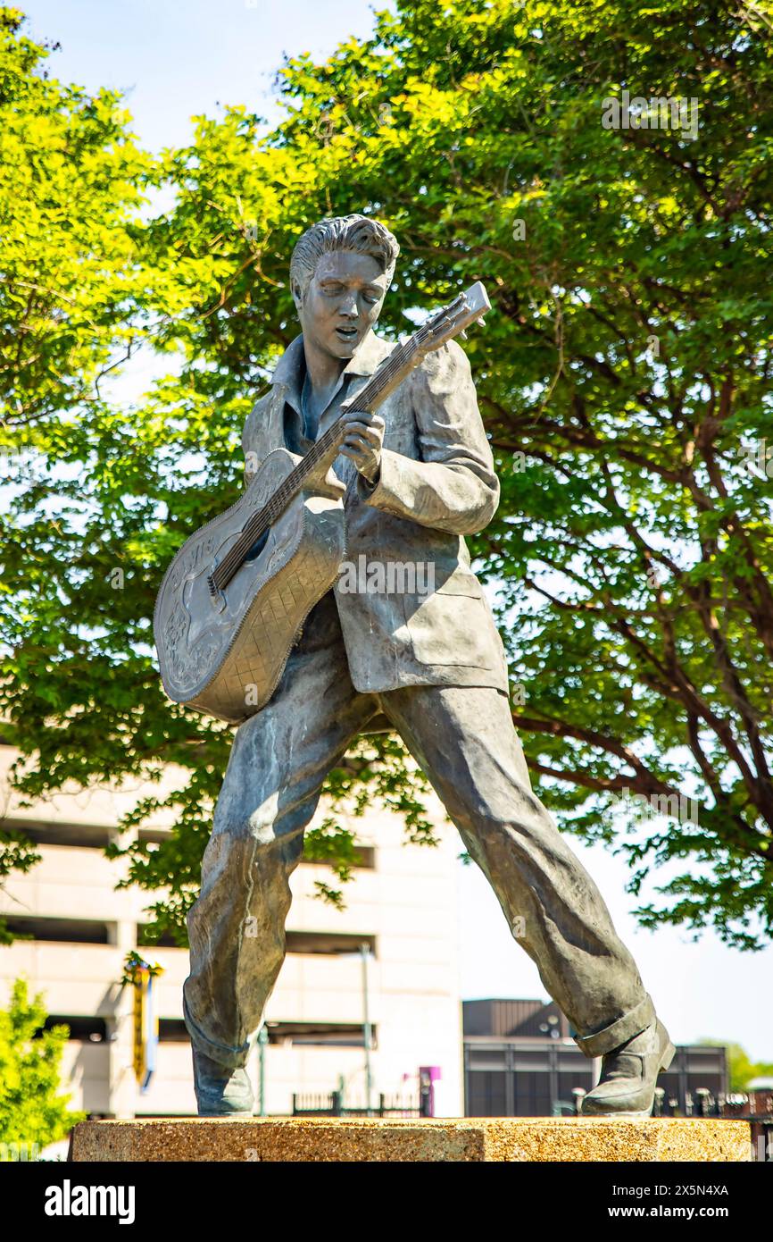 Statua di Elvis Presley a grandezza naturale in Beale Street a Memphis, Tennessee, durante il giorno estivo Foto Stock