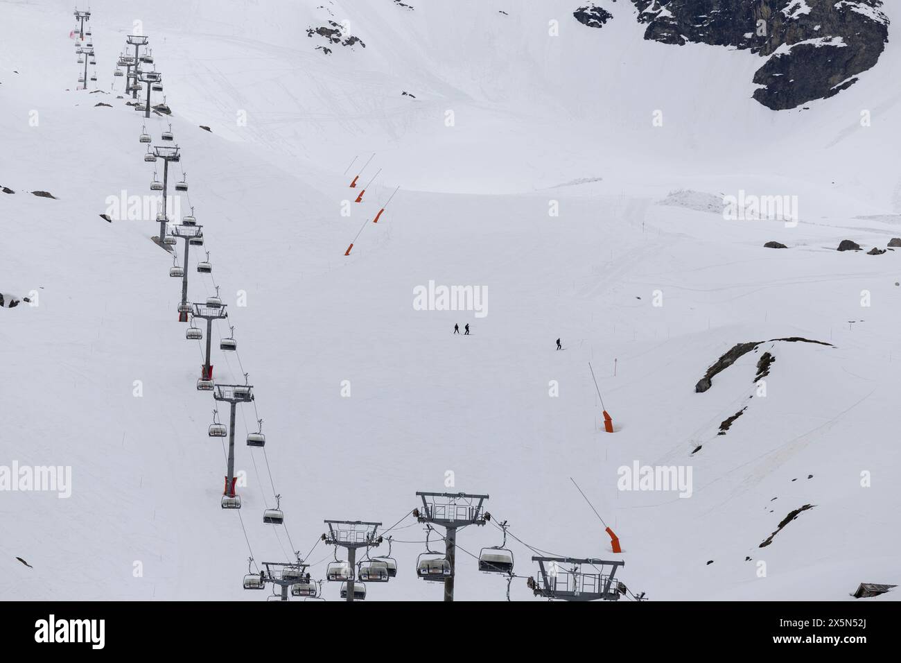 Tre pattugliatori di sci nella località sciistica francese di Tignes hanno la pista CIRSE per sé dopo la chiusura della stagione sciistica all'inizio di maggio. Foto Stock