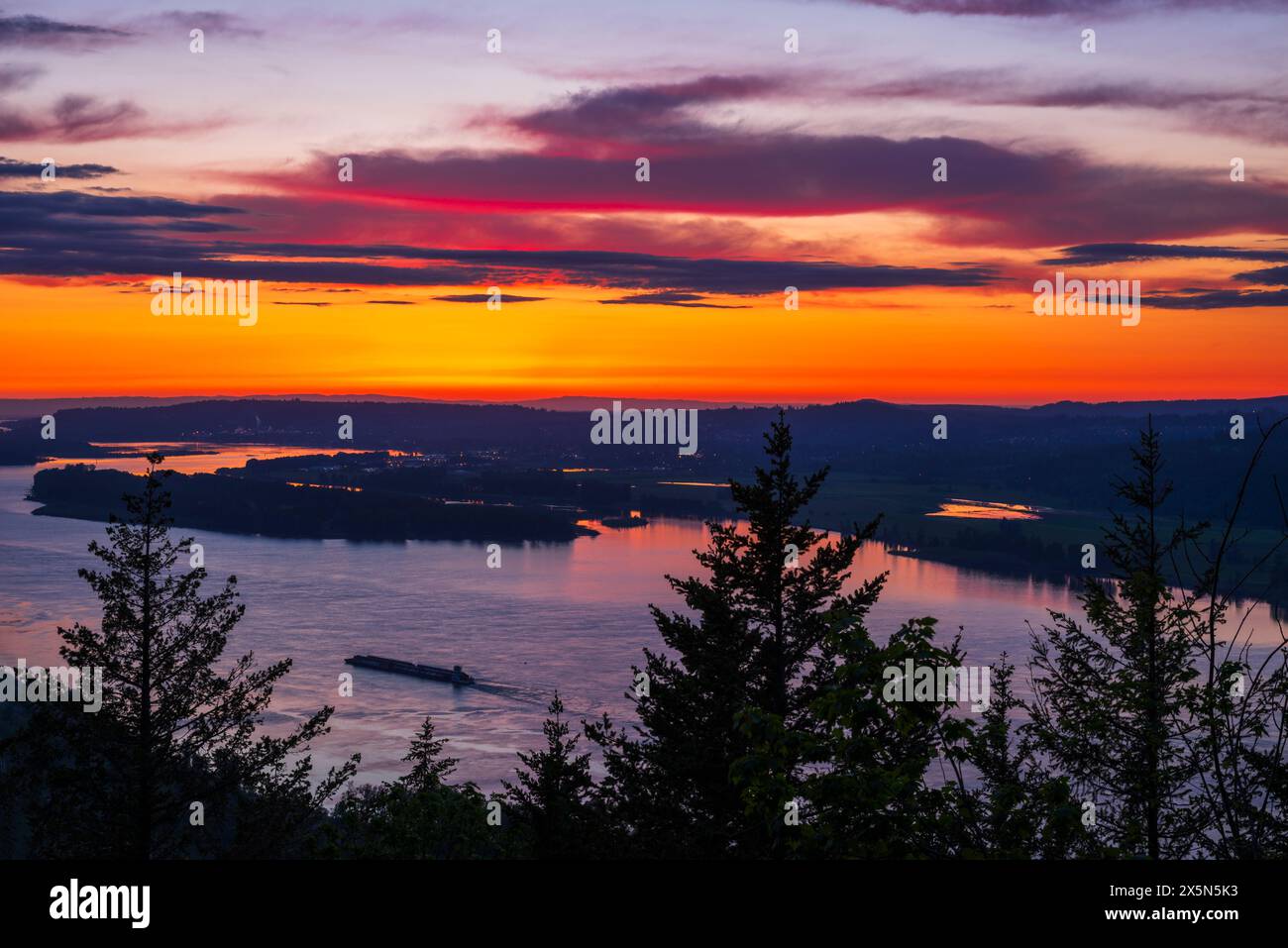 Tramonto sul fiume Columbia (chiatta visibile), Columbia River Gorge National Scenic area, Oregon, Stati Uniti Foto Stock