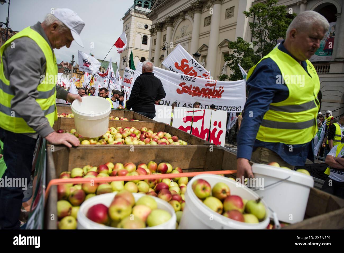 Gli agricoltori che protestavano hanno consegnato tonnellate di mele polacche alla gente durante la protesta contro il Green Deal dell'Unione europea. I sindacati polacchi, gli agricoltori e gli oppositori del governo polacco pro-Unione europea si sono riuniti nel centro di Varsavia per protestare contro il Green Deal e le politiche climatiche dell'Unione europea. La marcia è stata organizzata dal sindacato indipendente autonomo "solidarietà” (NSZZ "Solidarnosc”) che rappresenta gli interessi degli agricoltori, che si oppongono fermamente alle politiche climatiche dell'UE, e dal partito conservatore nazionale di opposizione diritto e giustizia. Foto Stock