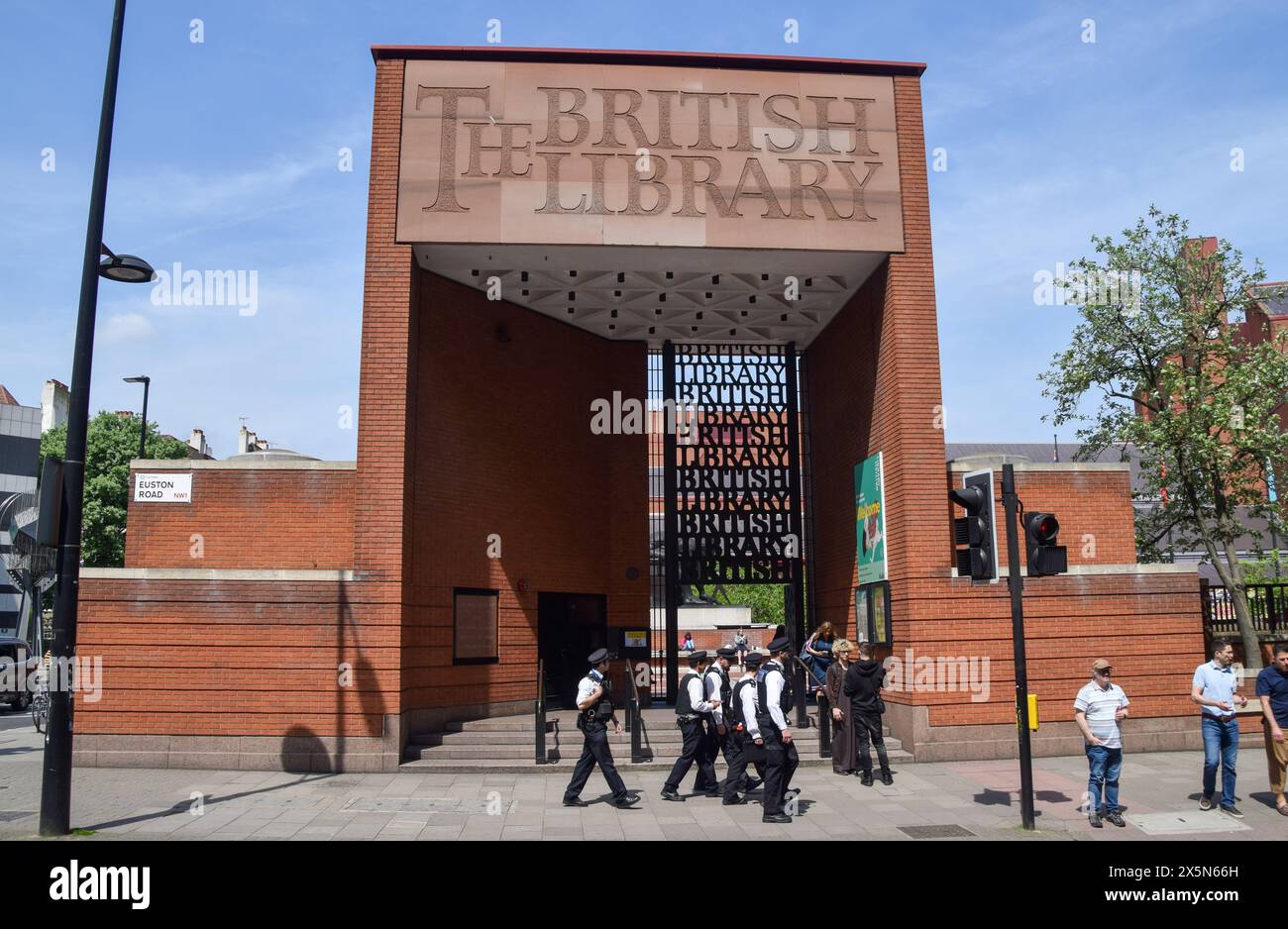 Londra, Inghilterra, Regno Unito. 10 maggio 2024. Agenti di polizia fuori dalla British Library a seguito dell'azione di due attivisti della Just Stop Oil che hanno distrutto il recinto di vetro contenente la Magna carta e si sono incollati al recinto. L'azione faceva parte delle proteste in corso del gruppo per il clima che chiedevano al governo britannico di smettere di rilasciare nuove licenze per il petrolio e il gas. (Credit Image: © Vuk Valcic/ZUMA Press Wire) SOLO PER USO EDITORIALE! Non per USO commerciale! Crediti: ZUMA Press, Inc./Alamy Live News Foto Stock