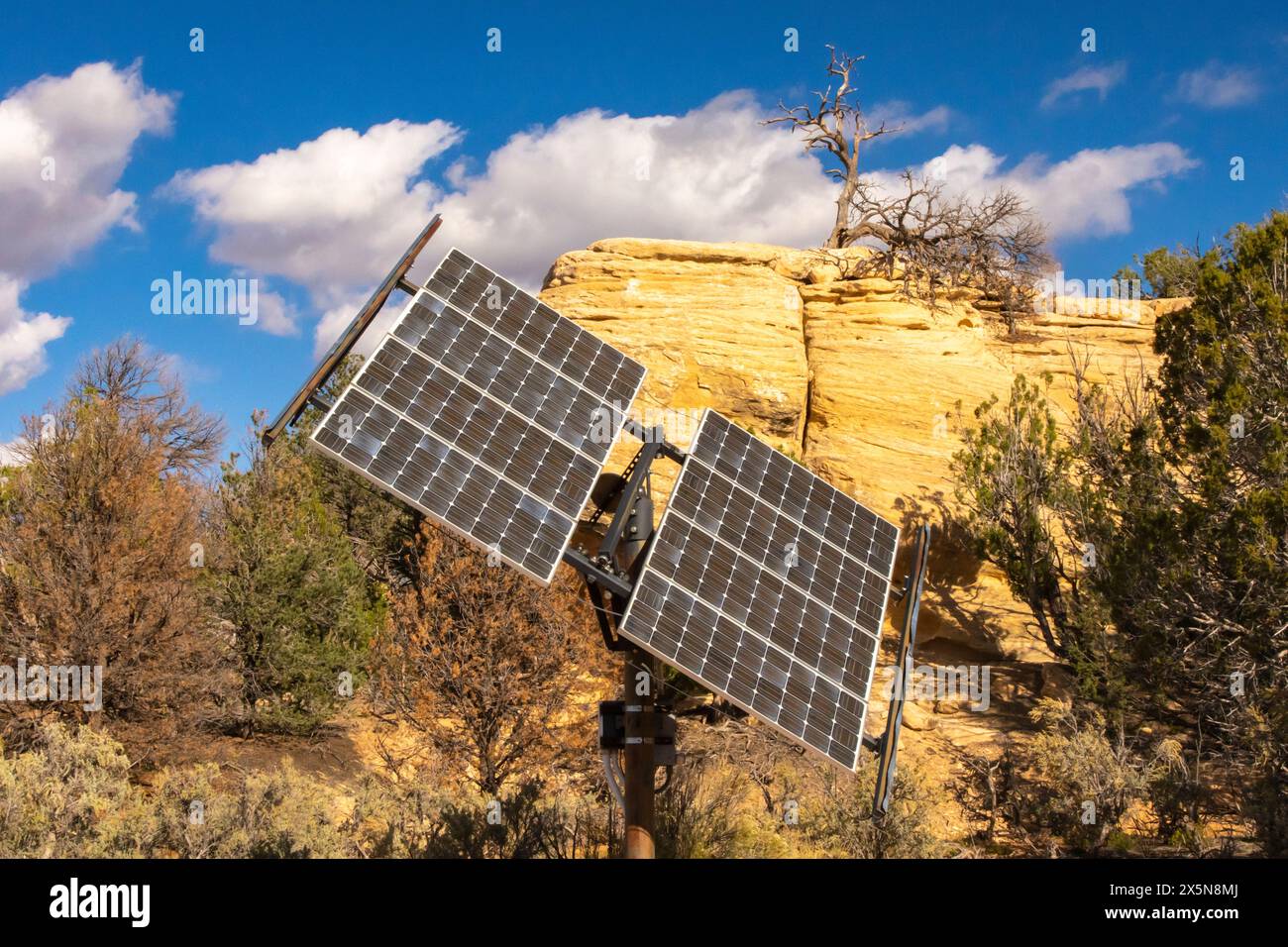 USA, Utah, Bear's Ears National Monument. Pannelli solari della stazione Ranger di Kane Gulch. Foto Stock