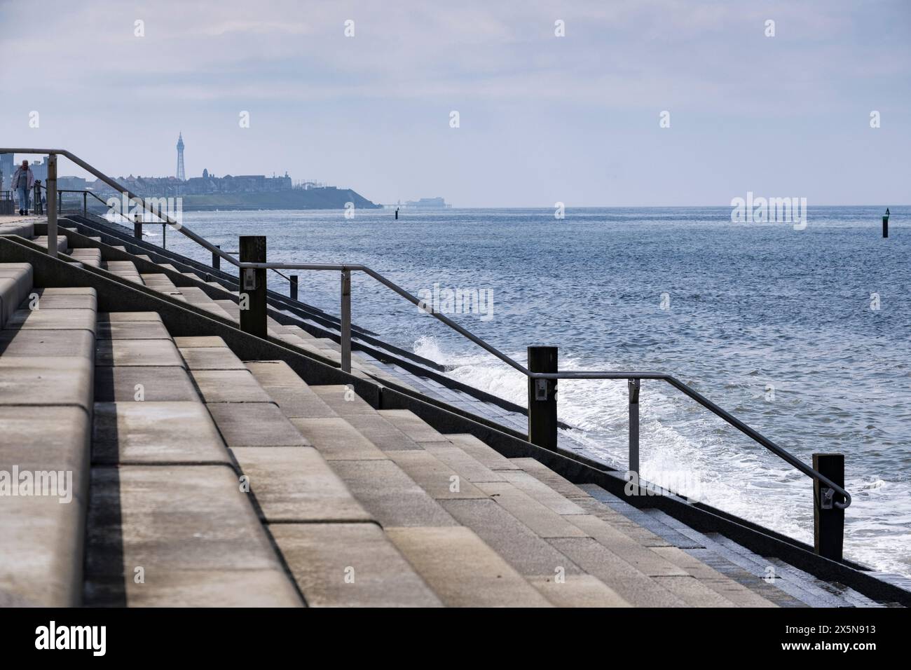 Le difese pulite del mare in cemento nella città di Cleveleys, Inghilterra, nel Lancashire. I premiati design si affacciano sul Mare d'Irlanda sulla costa nord-occidentale. Foto Stock