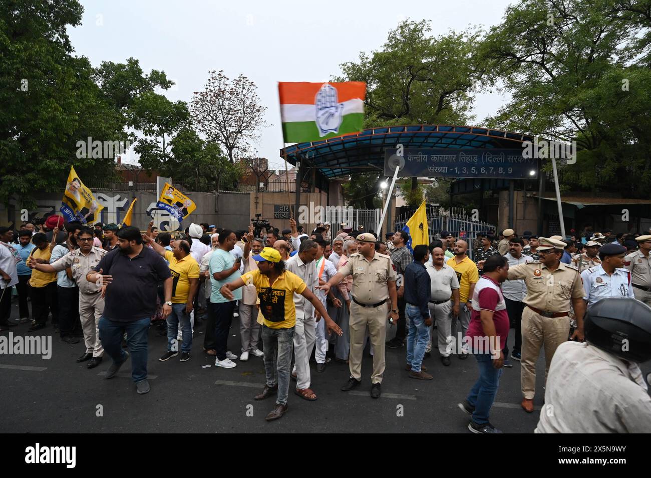 Nuova Delhi, India. 10 maggio 2024. NUOVA DELHI, INDIA - 10 MAGGIO: Sostenitori di Delhi cm Arvind Kejriwal fuori dalla prigione di Tihar in attesa della sua liberatoria il 10 maggio 2024 a nuova Delhi, India. La Corte Suprema ha concesso la cauzione provvisoria al primo ministro di Delhi Arvind Kejriwal in carcere fino al 1° giugno nel caso di riciclaggio di denaro registrato contro di lui dalla direzione dell'applicazione delle leggi (ed) in relazione alla politica delle accise di Delhi. (Foto di Sanchit Khanna/Hindustan Times/Sipa USA) credito: SIPA USA/Alamy Live News Foto Stock