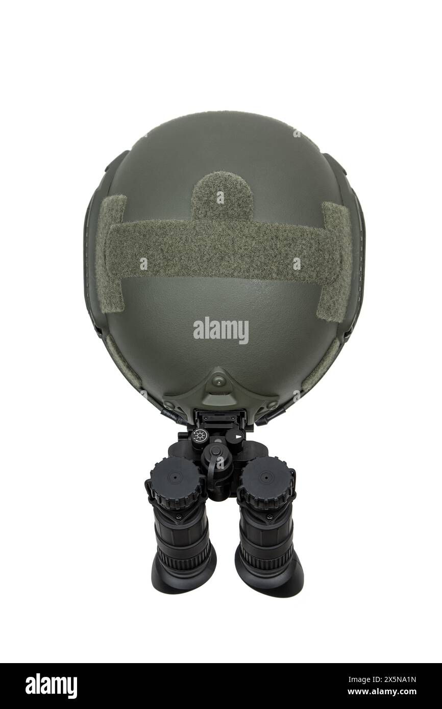 Dispositivo per la visione notturna collegato al casco. Un dispositivo speciale per l'osservazione al buio. Attrezzature per l'esercito, la polizia e le forze speciali. Isolat Foto Stock