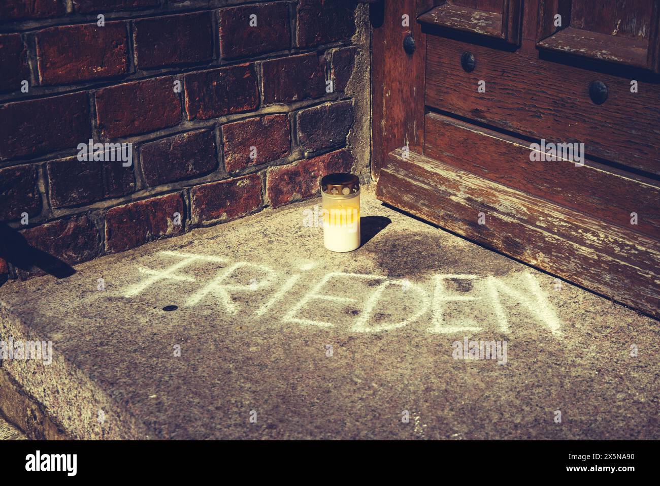 Graffiti di pace su una chiesa Foto Stock