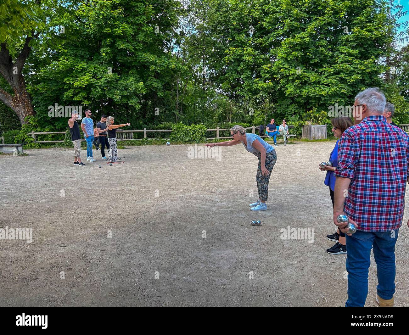 Saint-Maur-des-Fossés, Francia, gruppo francese che gioca a bocce Ball, Pétanque, Lawn Bowling, in Public Park, periferia di Parigi Foto Stock