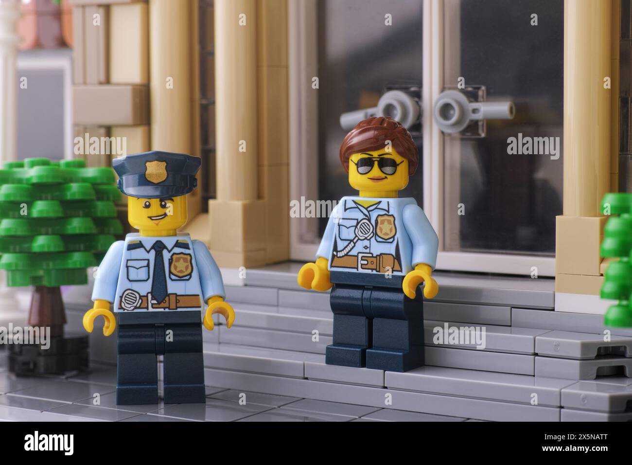 Tambov, Federazione Russa - 10 maggio 2024 Un poliziotto LEGO e una poliziotta LEGO in piedi davanti alla loro stazione di polizia. Foto Stock