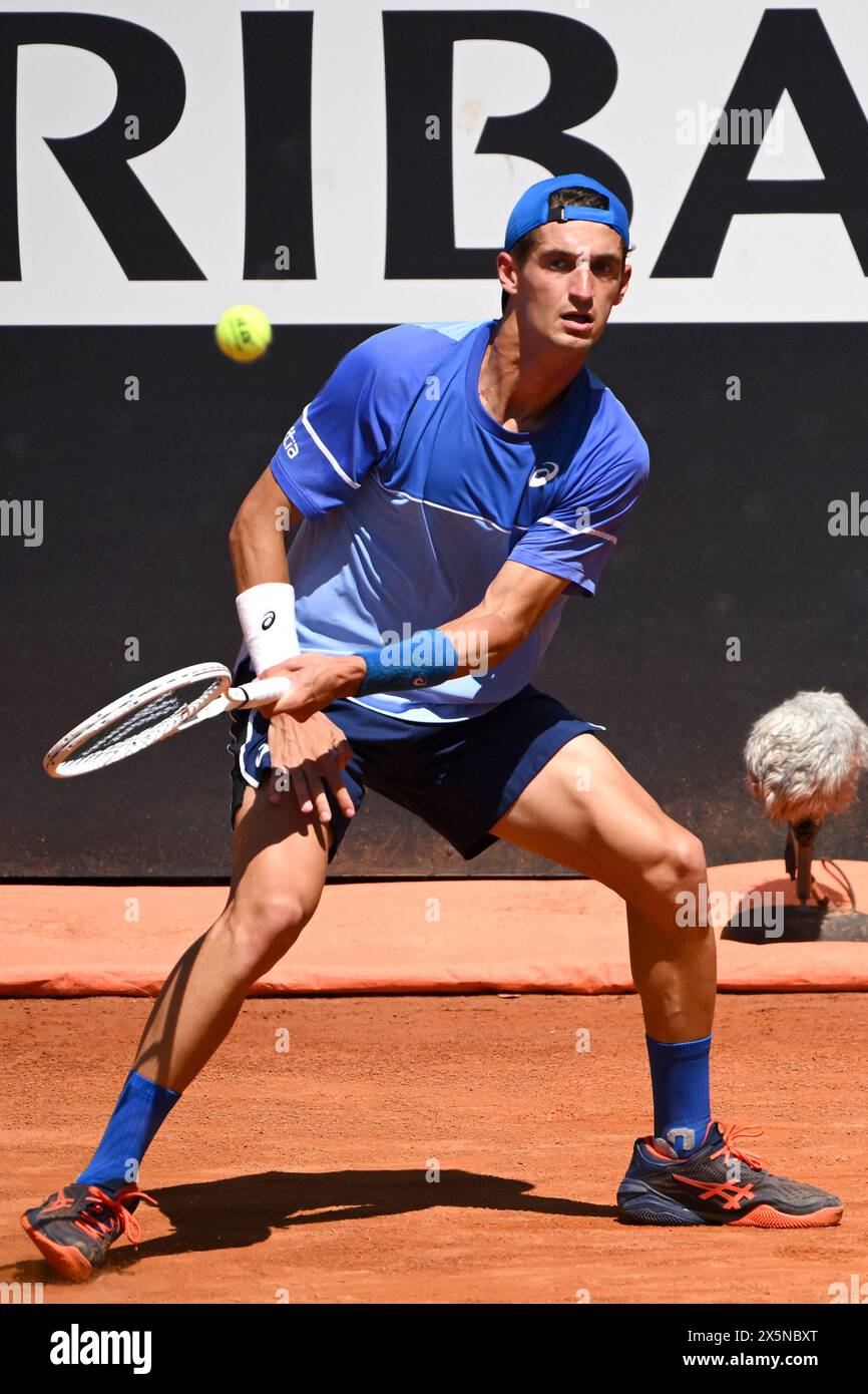 Roma, Italia. 10 maggio 2024. Terence Atmane della Francia in azione durante la partita contro Lorenzo Musetti dell'Italia al torneo di tennis internazionali BNL d'Italia 2024 al foro Italico di Roma il 10 maggio 2024. Terence Altman sconfisse Lorenzo Musetti per ritiro 7-5, 1-0. Crediti: Insidefoto di andrea staccioli/Alamy Live News Foto Stock