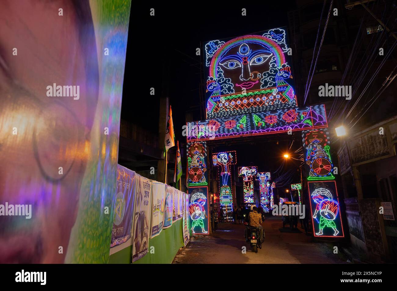 Howrah, Bengala Occidentale, India - 3 ottobre 2022: Strada decorata e illuminata durante la notte del festival Durga Puja. Durga puja è il festival dell'induismo. Foto Stock