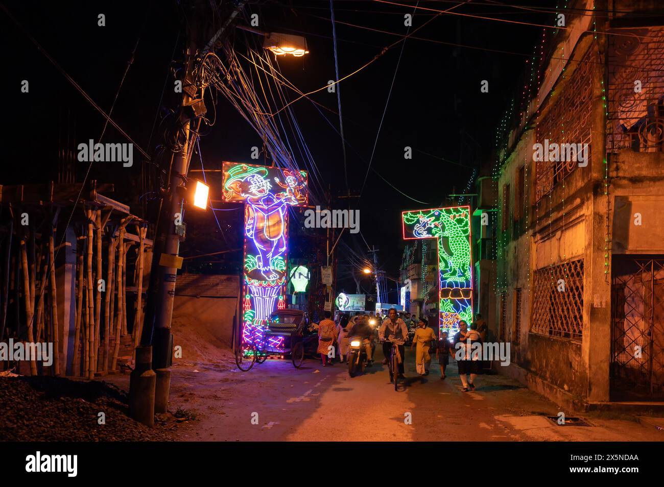 Howrah, Bengala Occidentale, India - 3 ottobre 2022: Strada decorata e illuminata durante la notte del festival Durga Puja. Durga puja è il festival dell'induismo. Foto Stock