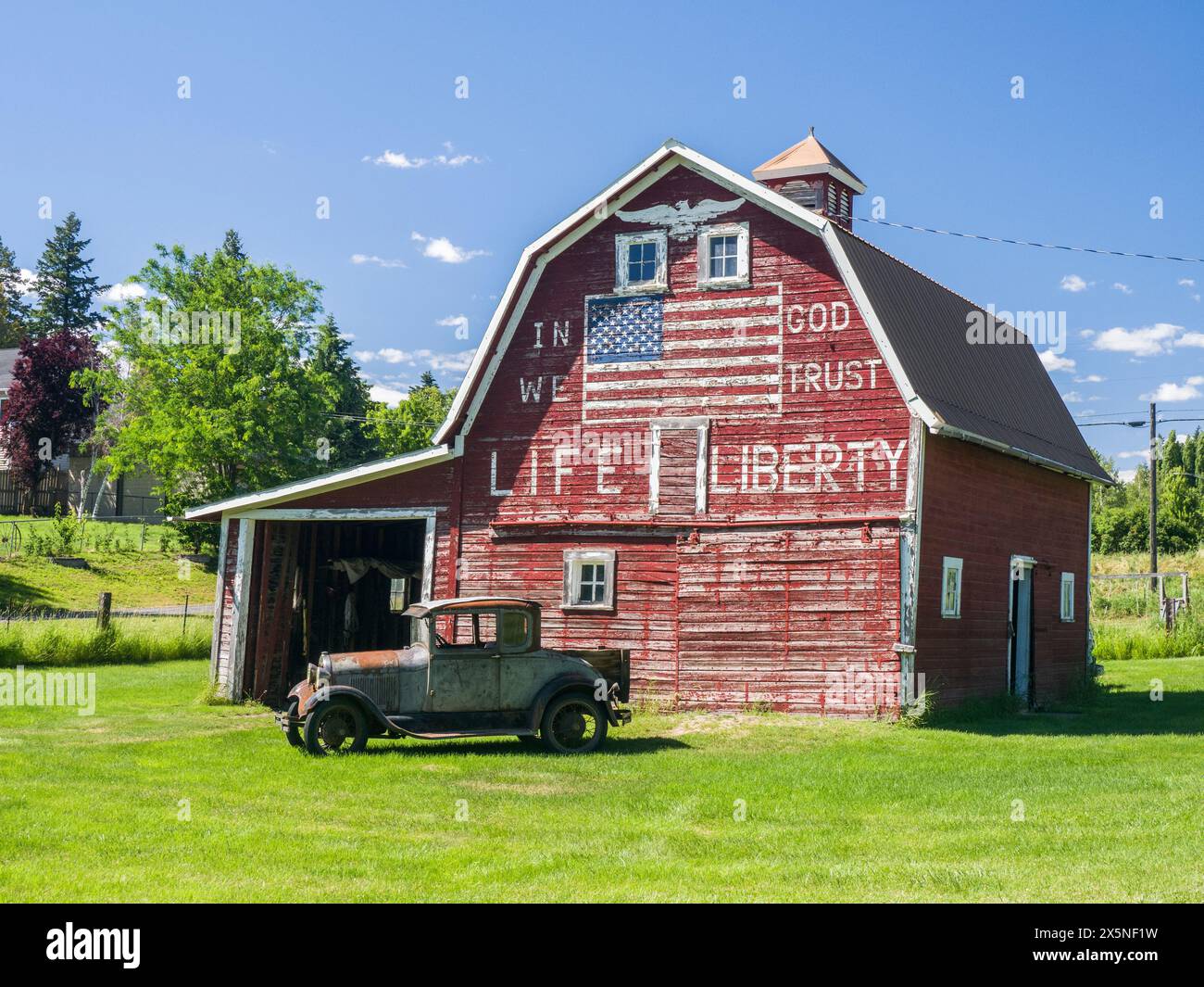 Stati Uniti, Stato di Washington, Palouse. Una vecchia macchina davanti al fienile in dio che ci fidiamo del Palouse. (Solo per uso editoriale) Foto Stock