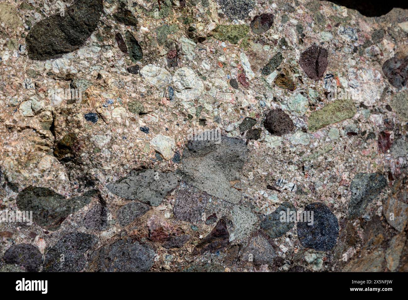 WA25263-00...WASHINGTON - Una roccia conglomerata situata lungo le rive del fiume Methow. Foto Stock