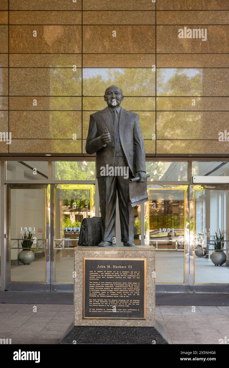 Statua di John Harbert nell'ingresso pedonale del grattacielo Regions Harbert Plaza nel centro di Birmingham, Alabama Foto Stock
