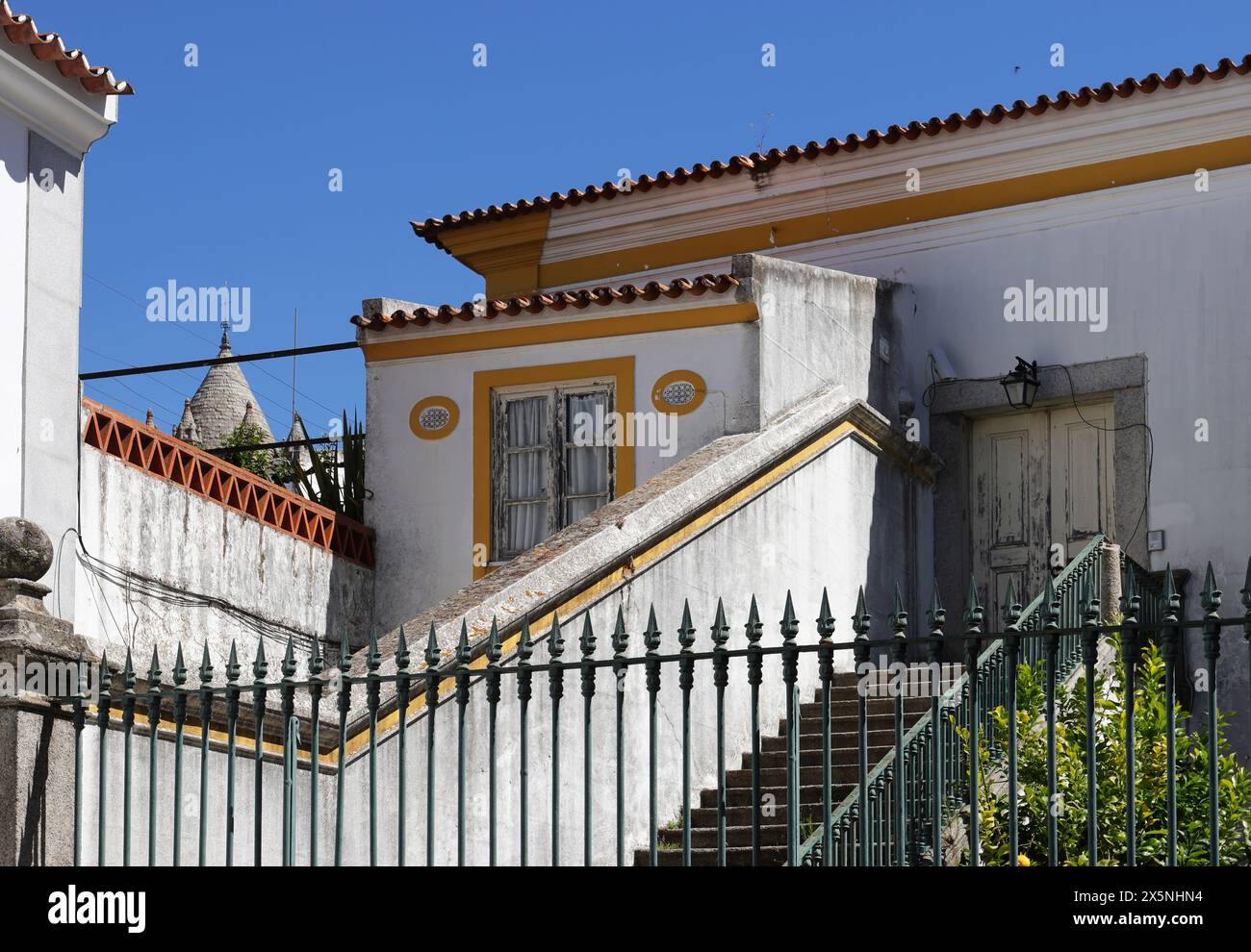 Affascinanti dettagli stradali della città vecchia di Evora, in Portogallo, in una giornata luminosa Foto Stock