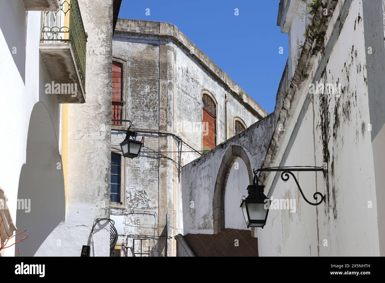 Affascinanti dettagli stradali della città vecchia di Evora, in Portogallo, in una giornata luminosa Foto Stock