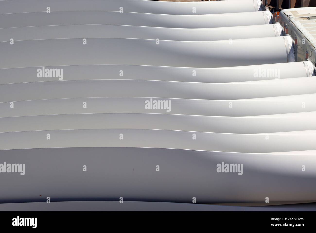 Grandi pale del rotore per turbine eoliche sul molo di Ferrol, nel nord della Spagna, in attesa di essere costruite per formare il progetto del parco eolico Supercluster Atlantic. Foto Stock
