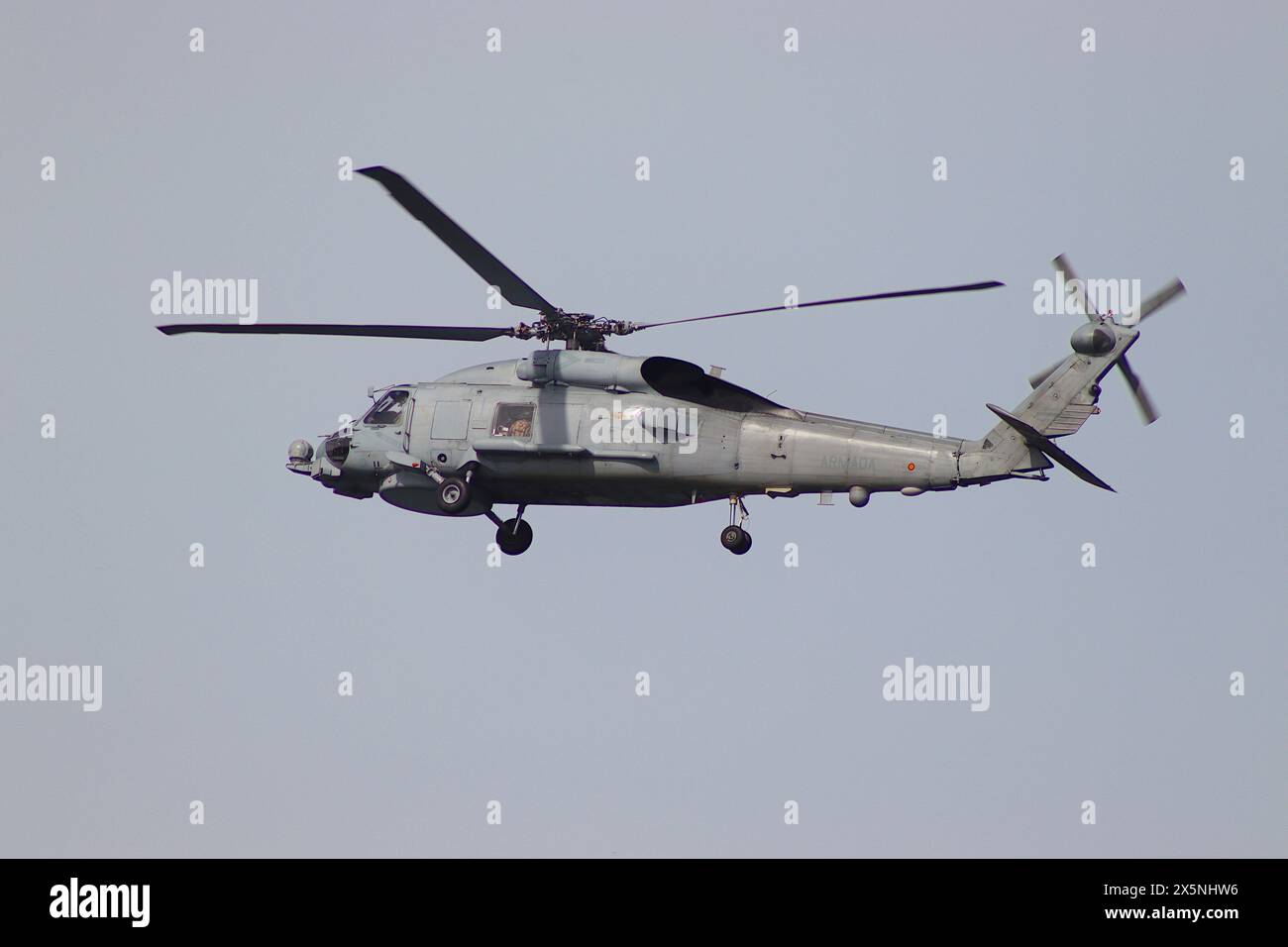 L'addestramento al verricello della Marina spagnola presso la base navale di Ferrol (Arsenale di Ferrol), come Sikorsky SH-60 Seahawk elicotteri immatricolati 01-1011, gira attorno al porto. Foto Stock
