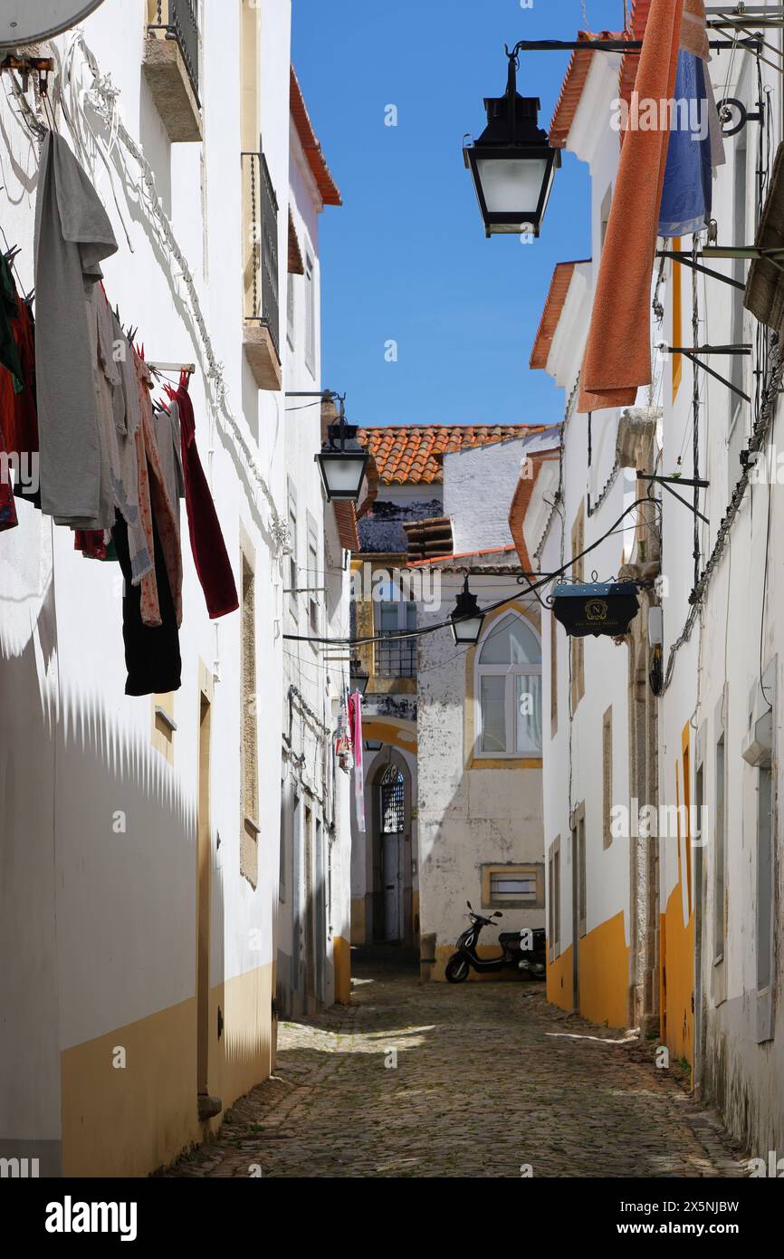 Affascinanti dettagli stradali della città vecchia di Evora, in Portogallo, in una giornata luminosa Foto Stock