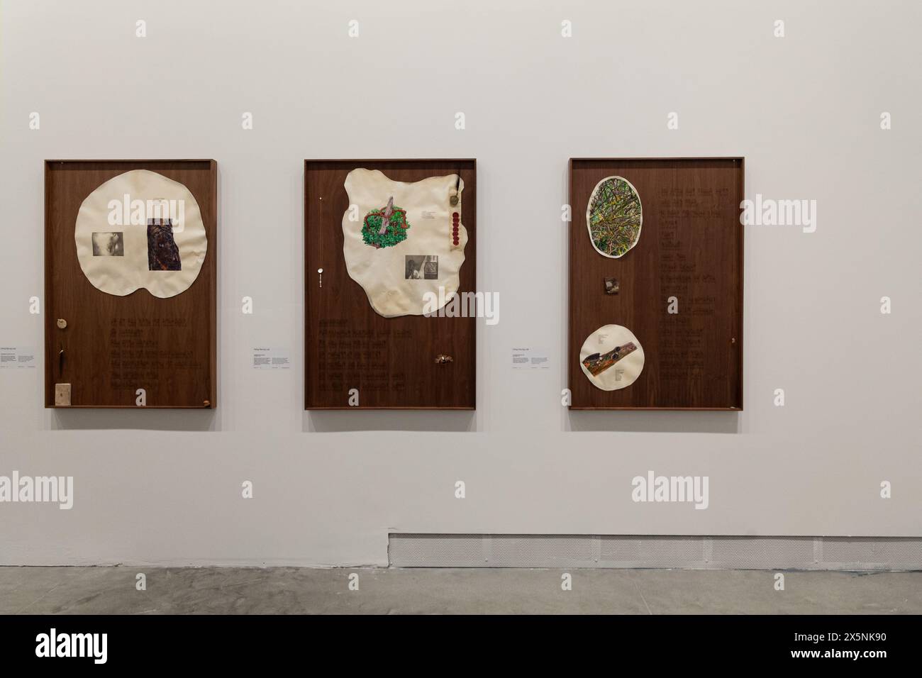 Venezia, Italia - 19 aprile 2024: I dipinti di Kang Seung Lee intitolati Constellation esposti al Padiglione centrale durante la 60a Arte Internazionale Foto Stock