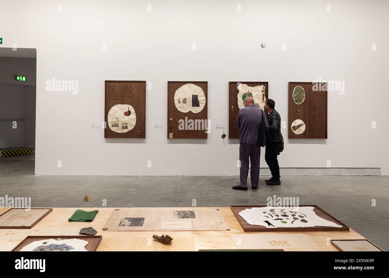 Venezia, Italia - 19 aprile 2024: I dipinti di Kang Seung Lee intitolati Constellation esposti al Padiglione centrale durante la 60a Arte Internazionale Foto Stock