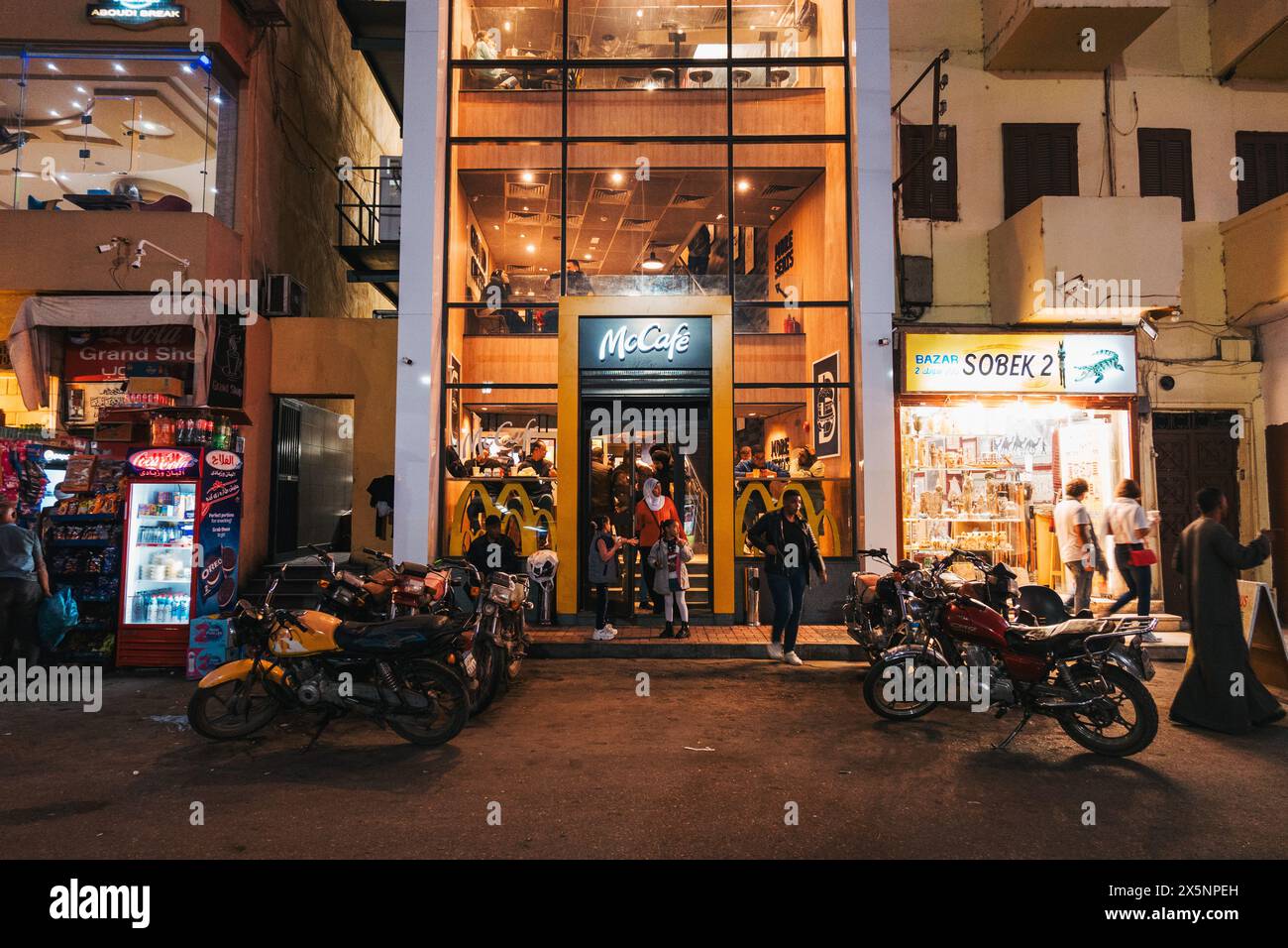 Un affollato ristorante McDonald's nella città turistica di Luxor, Egitto Foto Stock