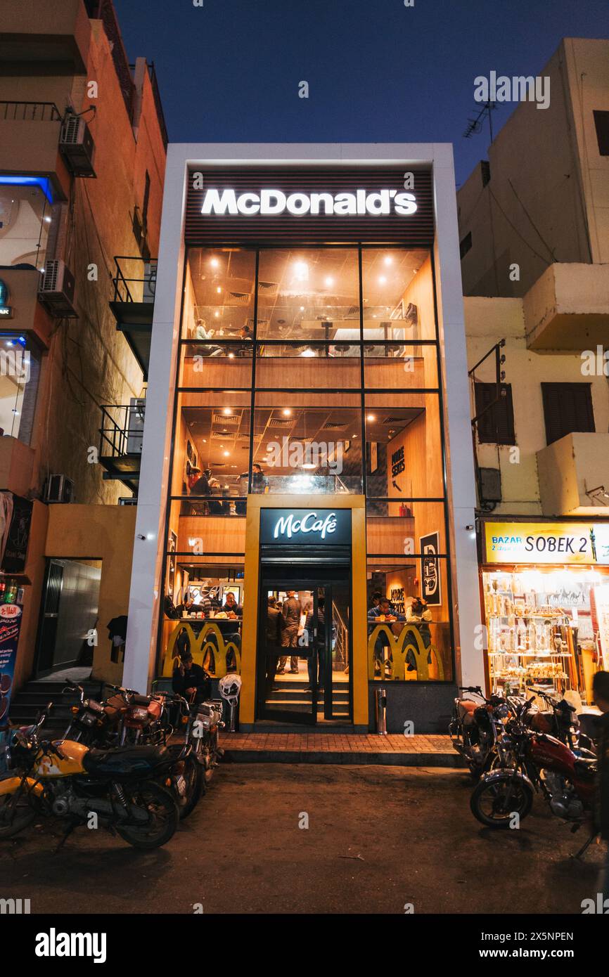 Un affollato ristorante McDonald's nella città turistica di Luxor, Egitto Foto Stock
