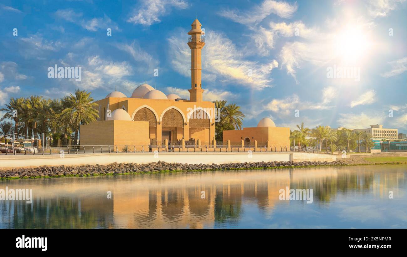 Vista della moschea in una splendida spiaggia pubblica di Gedda, Arabia Saudita Foto Stock