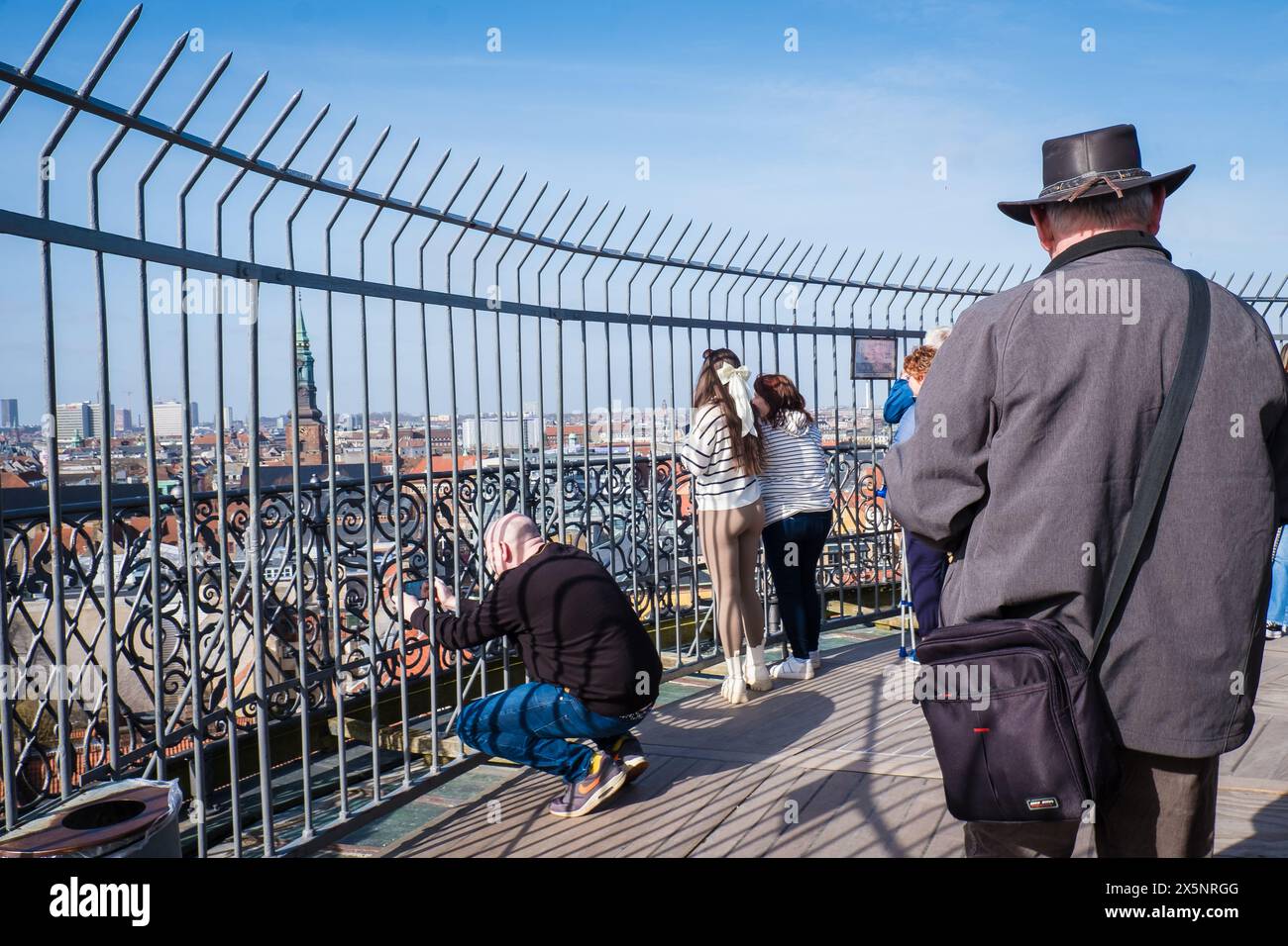 Copenaghen, Danimarca - 6 aprile 2024: Persone che si godono la vista sulla città dalla piattaforma della Torre Rotonda. Foto Stock