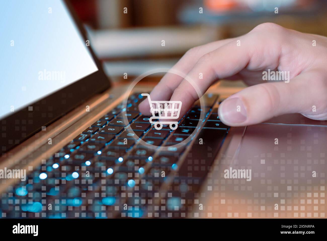 Digitazione manuale sul computer portatile con le icone del carrello. Concetto di shopping online. Shopping online senza interruzioni a portata di mano. Potenziare i consumatori moderni con Foto Stock