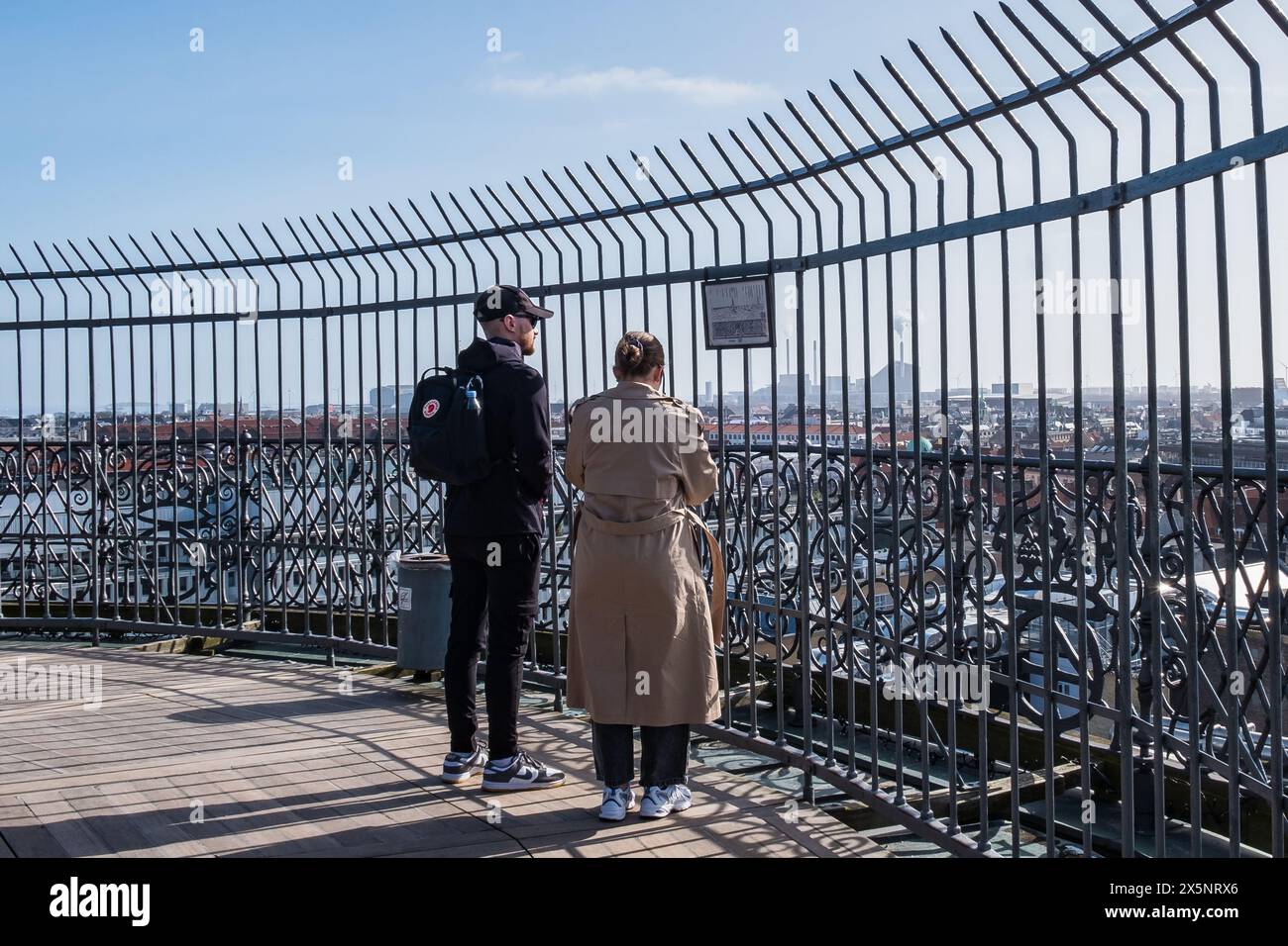 Copenaghen, Danimarca - 6 aprile 2024: Persone che si godono la vista sulla città dalla piattaforma della Torre Rotonda. Foto Stock