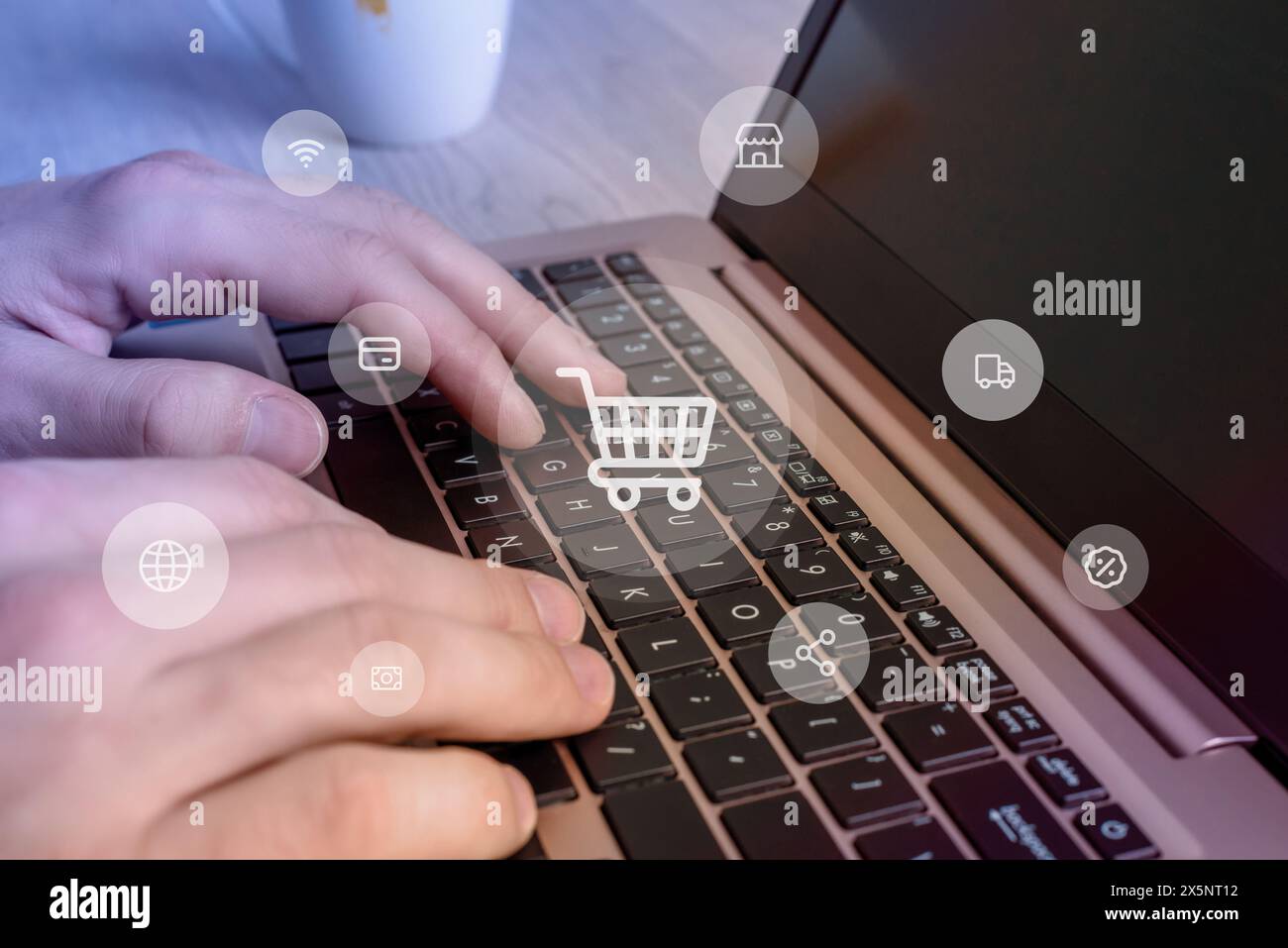 Concetto di shopping online su notebook. Icone a levitazione di carrello, carta di credito, denaro, sconto. Moderna esperienza retail digitale Foto Stock