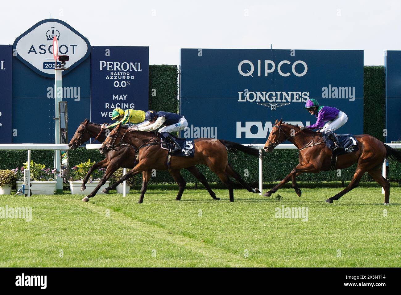 Ascot, Berkshire, Regno Unito. 10 maggio 2024. Il cavallo Baileys Khelstar guidato dall'apprendista Jockey Archie Young conduce nella Peroni nastro Azzurzo 0,0% Apprentice handicap Stakes all'Ascot Racecourse al Peroni nastro Azzurro 0,0% venerdì Raceday. Questa fu la prima gara in cui partecipò Archie Young. Proprietario Baileys Horse Feeds (F H Nash Ltd), allenatore Charlie Johnston, Middleham, allevatore Harris Des Trois Chapelles. Crediti: Maureen McLean/Alamy Live News Foto Stock