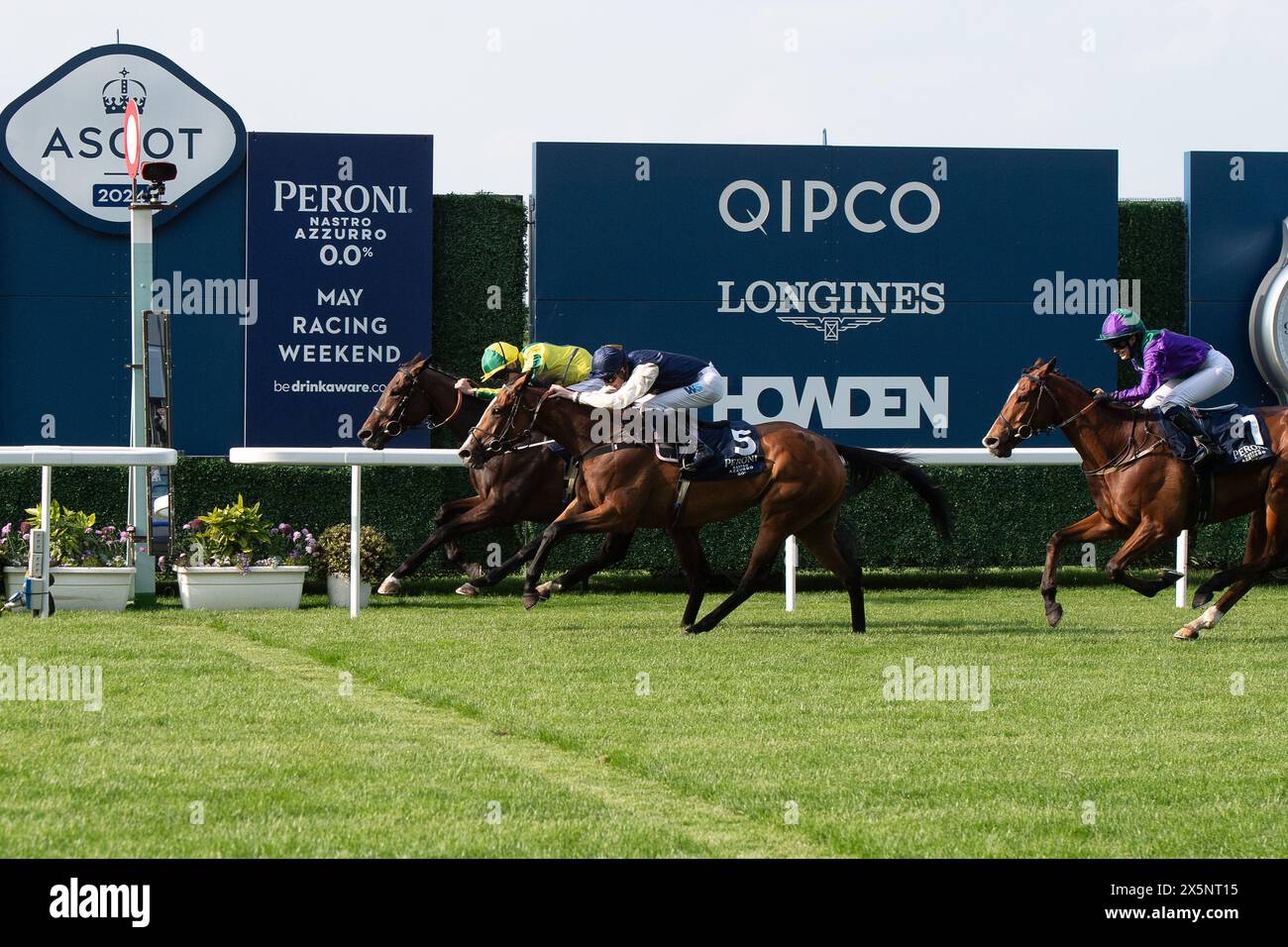 Ascot, Berkshire, Regno Unito. 10 maggio 2024. Il cavallo Baileys Khelstar guidato dall'apprendista Jockey Archie Young conduce nella Peroni nastro Azzurzo 0,0% Apprentice handicap Stakes all'Ascot Racecourse al Peroni nastro Azzurro 0,0% venerdì Raceday. Questa fu la prima gara in cui partecipò Archie Young. Proprietario Baileys Horse Feeds (F H Nash Ltd), allenatore Charlie Johnston, Middleham, allevatore Harris Des Trois Chapelles. Crediti: Maureen McLean/Alamy Live News Foto Stock