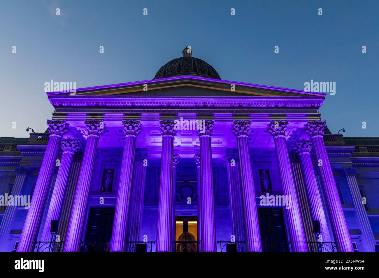 National Gallery, Trafalgar Square, Londra, Regno Unito. 10 maggio 2024. Il "Big Birthday Light Show" della National Gallery proiettato sulla parte anteriore del loro edificio per celebrare il 200° compleanno della Galleria. Il "Big Birthday Light Show" mostra le opere d'arte della straordinaria collezione della Galleria per "portare l'interno fuori". Crediti: Stuart Robertson/Alamy Live News. Foto Stock