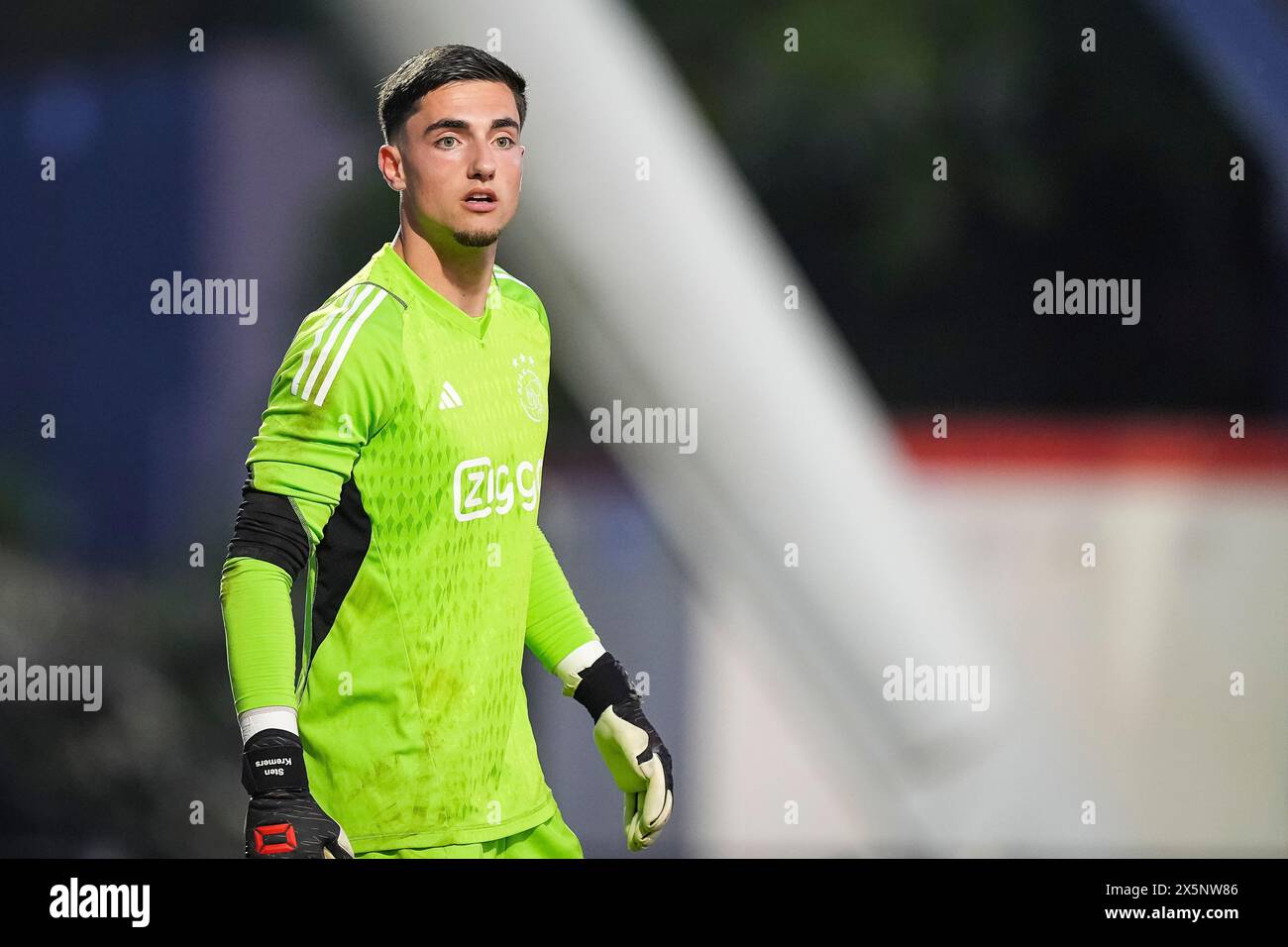 Amsterdam, Paesi Bassi. 10 maggio 2024. AMSTERDAM, PAESI BASSI - 10 MAGGIO: Lo Sten Kremers portiere di Jong Ajax guarda avanti durante la partita olandese Keuken Kampioen Divisie tra Jong Ajax e Jong AZ allo Sportpark De toekomst il 10 maggio 2024 ad Amsterdam, Paesi Bassi. (Foto di Jan Mulder/Orange Pictures) credito: Orange Pics BV/Alamy Live News Foto Stock