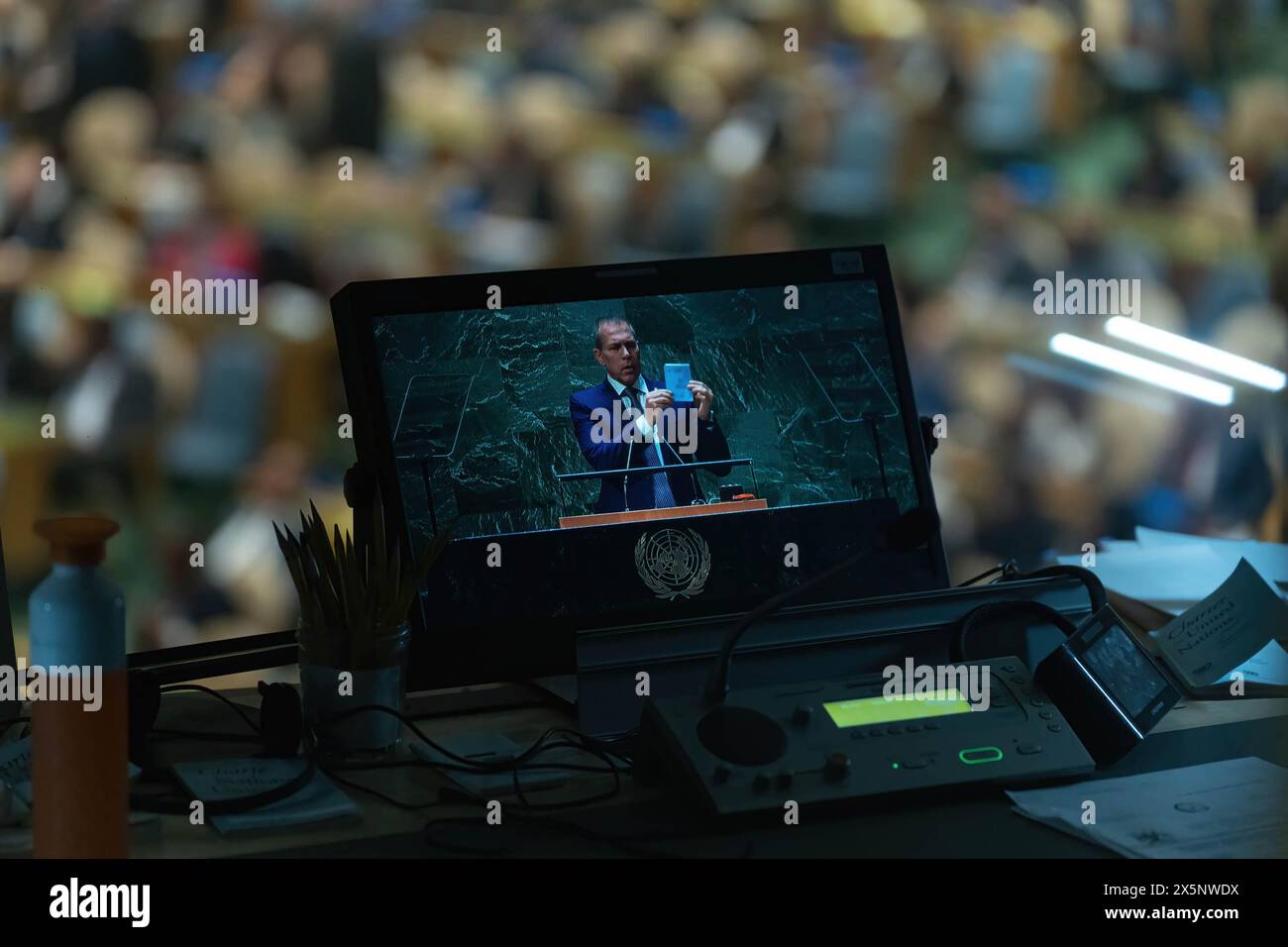 Manhattan, Stati Uniti. 10 maggio 2024. Gilad Erdan, ambasciatore permanente delle Nazioni Unite, sostiene la carta delle Nazioni Unite mentre parla all'Assemblea generale sull'appartenenza della Palestina alle Nazioni Unite presso il quartier generale delle Nazioni Unite. L'Assemblea generale delle Nazioni Unite vota per determinare se lo Stato di Palestina è qualificato e dovrebbe essere ammesso come membro delle Nazioni Unite. Credito: SOPA Images Limited/Alamy Live News Foto Stock