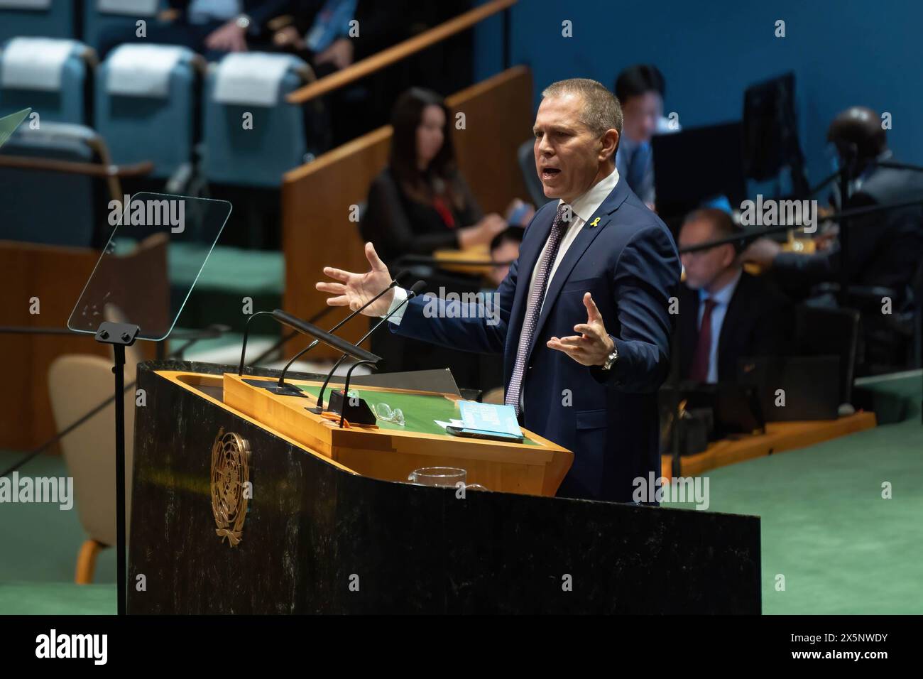 Manhattan, Stati Uniti. 10 maggio 2024. Gilad Erdan, ambasciatore permanente delle Nazioni Unite, sostiene la carta delle Nazioni Unite mentre parla all'Assemblea generale sull'appartenenza della Palestina alle Nazioni Unite presso il quartier generale delle Nazioni Unite. L'Assemblea generale delle Nazioni Unite vota per determinare se lo Stato di Palestina è qualificato e dovrebbe essere ammesso come membro delle Nazioni Unite. Credito: SOPA Images Limited/Alamy Live News Foto Stock