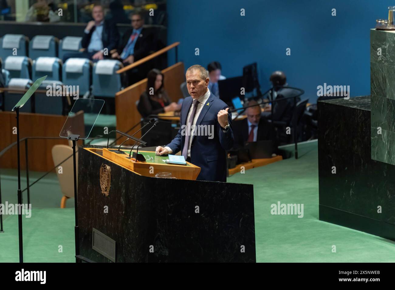 Manhattan, Stati Uniti. 10 maggio 2024. Gilad Erdan, ambasciatore permanente delle Nazioni Unite, sostiene la carta delle Nazioni Unite mentre parla all'Assemblea generale sull'appartenenza della Palestina alle Nazioni Unite presso il quartier generale delle Nazioni Unite. L'Assemblea generale delle Nazioni Unite vota per determinare se lo Stato di Palestina è qualificato e dovrebbe essere ammesso come membro delle Nazioni Unite. Credito: SOPA Images Limited/Alamy Live News Foto Stock