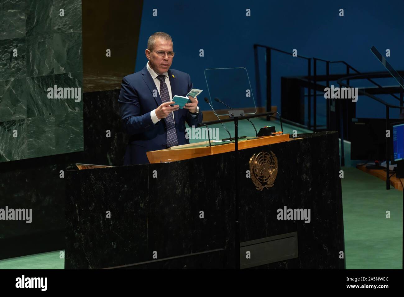Manhattan, Stati Uniti. 10 maggio 2024. Gilad Erdan, ambasciatore permanente delle Nazioni Unite, sostiene la carta delle Nazioni Unite mentre parla all'Assemblea generale sull'appartenenza della Palestina alle Nazioni Unite presso il quartier generale delle Nazioni Unite. L'Assemblea generale delle Nazioni Unite vota per determinare se lo Stato di Palestina è qualificato e dovrebbe essere ammesso come membro delle Nazioni Unite. Credito: SOPA Images Limited/Alamy Live News Foto Stock
