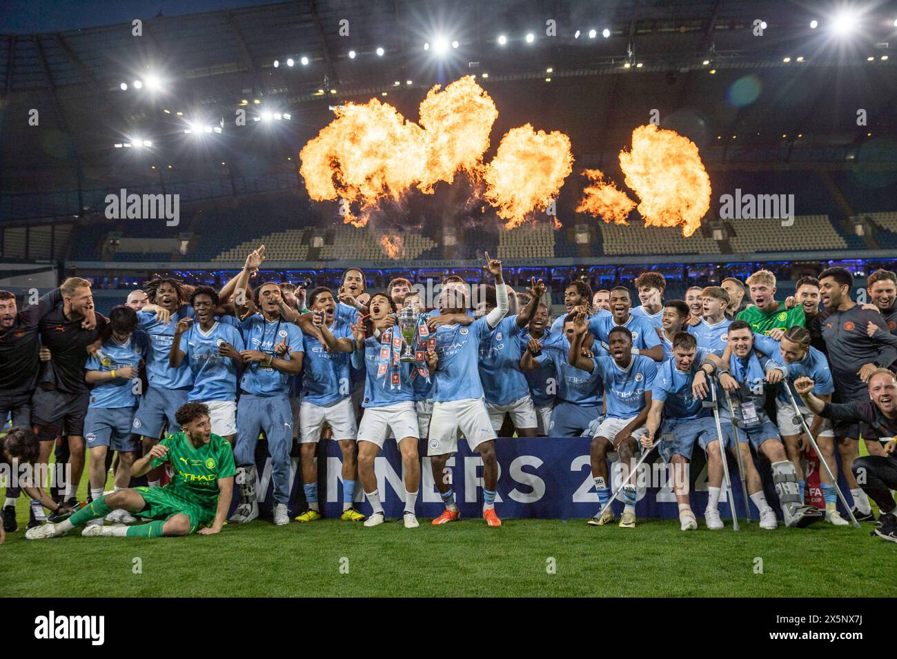 Il Manchester City U18s alzerà il trofeo dopo la finale della fa Youth tra Manchester City e Leeds United all'Etihad Stadium di Manchester, venerdì 10 maggio 2024. (Foto: Pat Scaasi | mi News) crediti: MI News & Sport /Alamy Live News Foto Stock