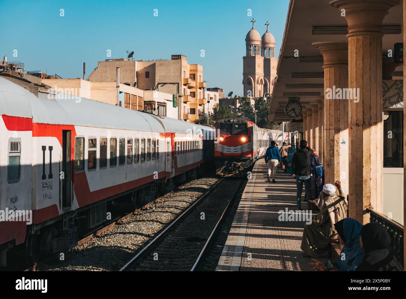 Un treno della ferrovia egiziana arriva alla stazione di Luxor Foto Stock