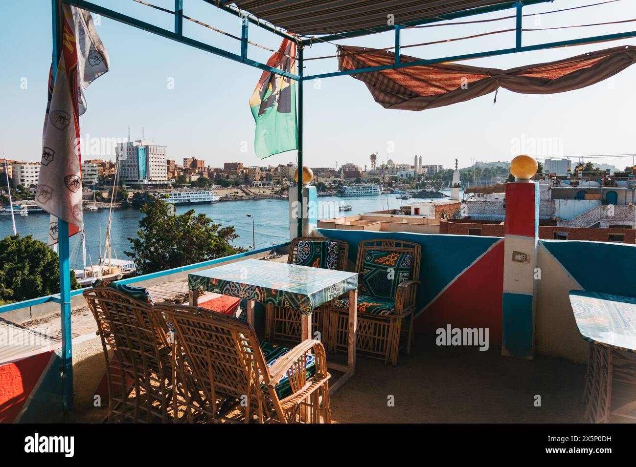 Bandiere colorate drappeggiano una terrazza sul tetto in una pensione sull'isola Elefantina sul Nilo ad Assuan, Egitto Foto Stock