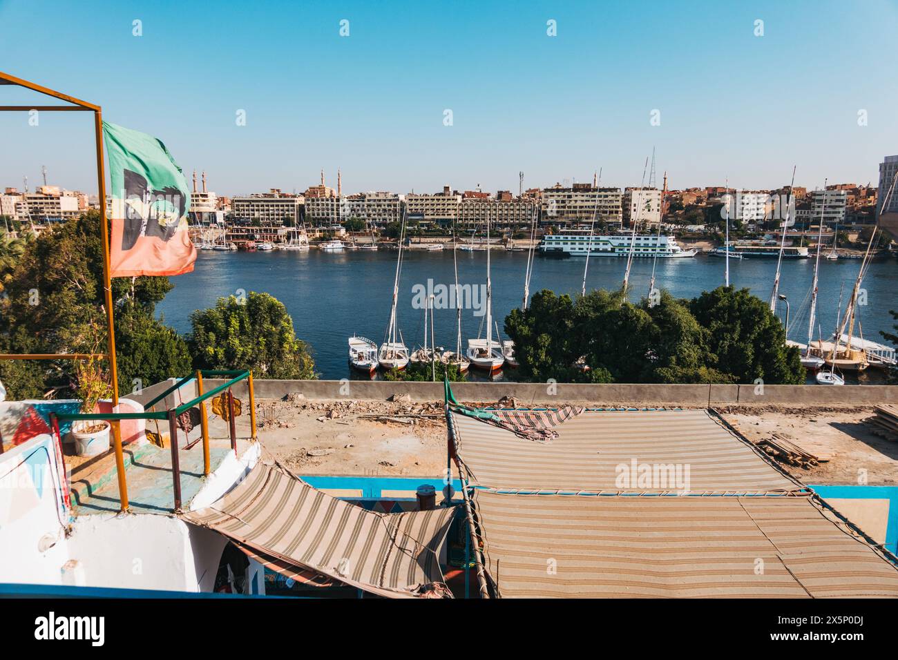 Bandiere colorate drappeggiano una terrazza sul tetto in una pensione sull'isola Elefantina sul Nilo ad Assuan, Egitto Foto Stock