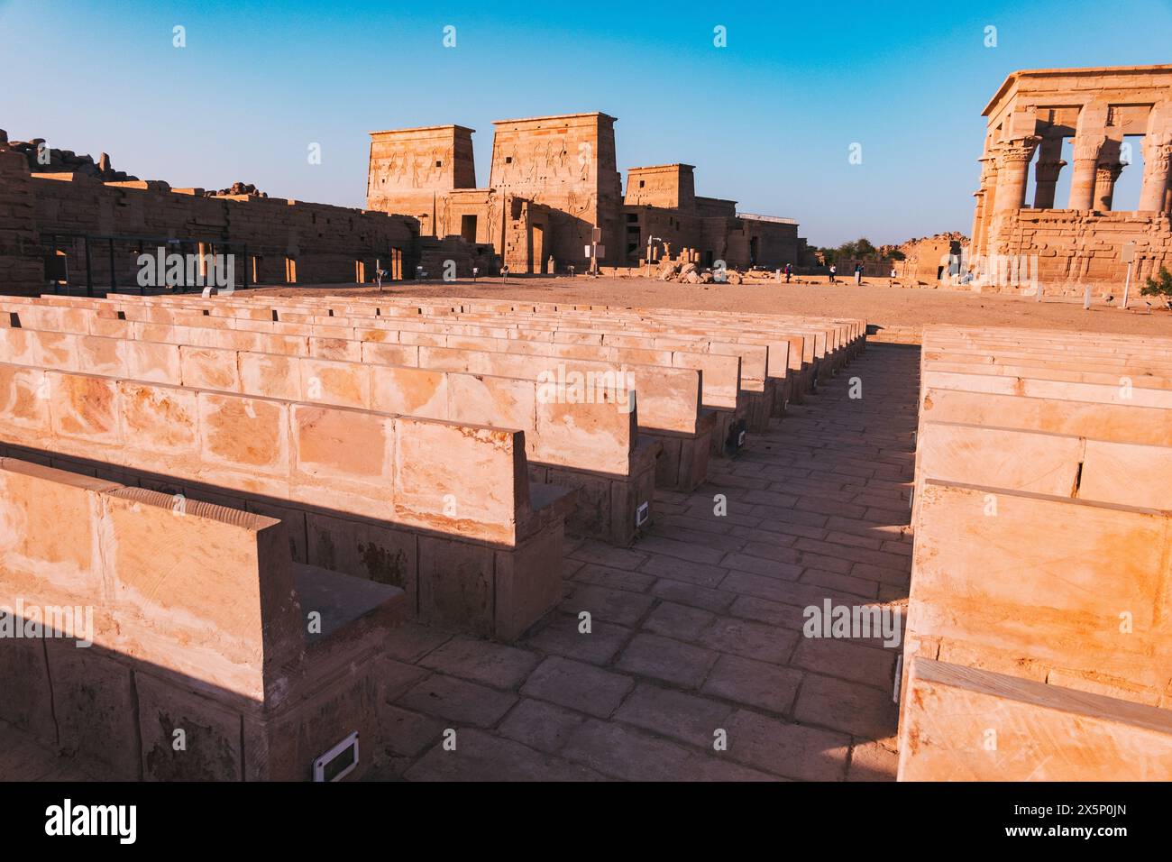 Posti a sedere in pietra nell'anfiteatro all'aperto, un'aggiunta moderna per sostenere lo spettacolo di proiezione serale al Tempio di file, in Egitto Foto Stock