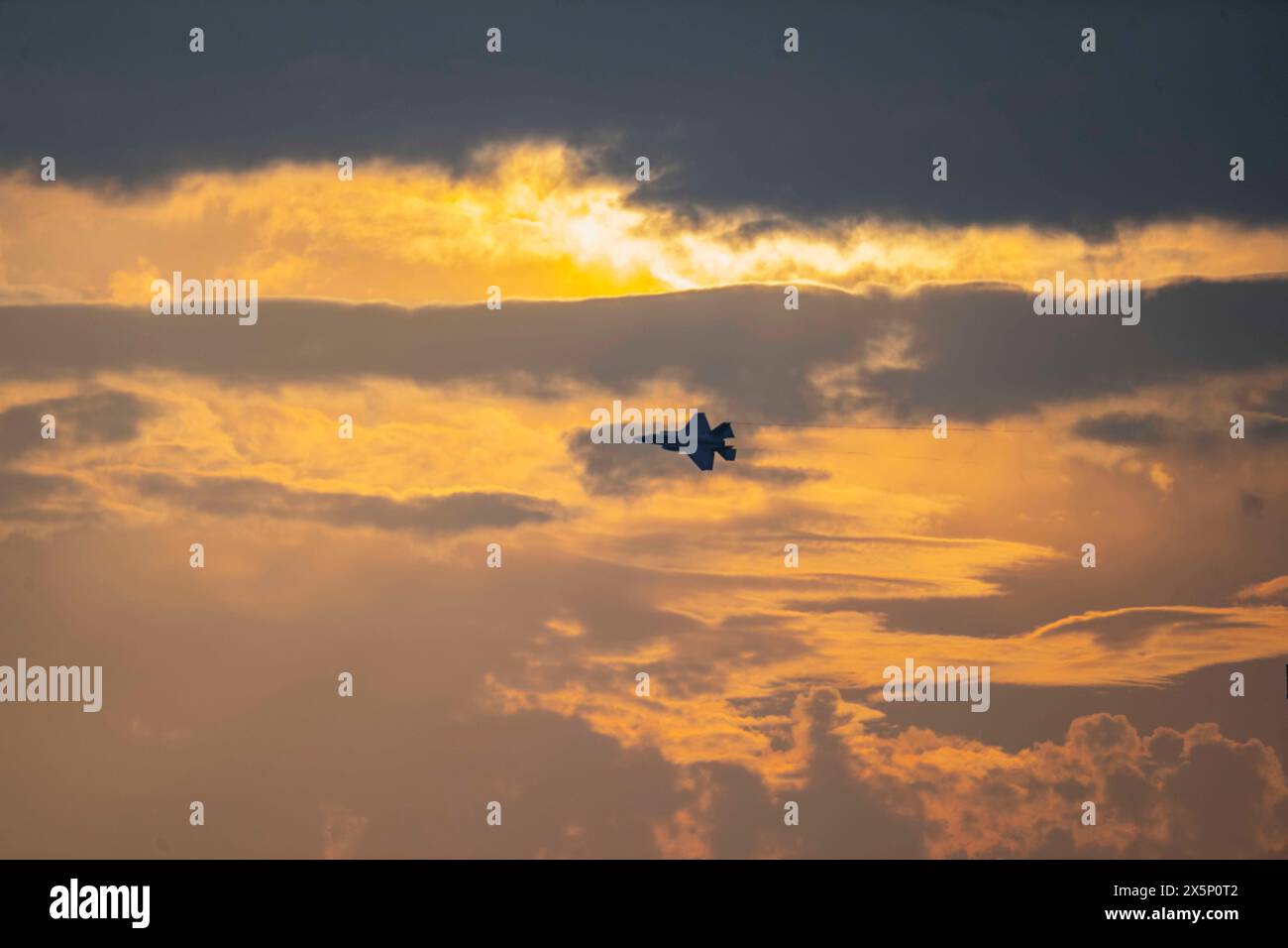 25 aprile 2024 - Sheppard Air Force base, Texas, USA - Un F-35A Lightning II dell'F-35A Lightning II dell'F-25A Lightning II Demonstration Team si prepara ad atterrare alla Sheppard Air Force base, Texas, 2024 aprile. L'F-35A è un combattente multiruolo agile, versatile, ad alte prestazioni e con capacità 9g che combina furtività, fusione di sensori e consapevolezza situazionale senza precedenti. (Immagine di credito: © Zachary Rufus/U.S. Air Force/ZUMA Press Wire) SOLO PER USO EDITORIALE! Non per USO commerciale! Foto Stock