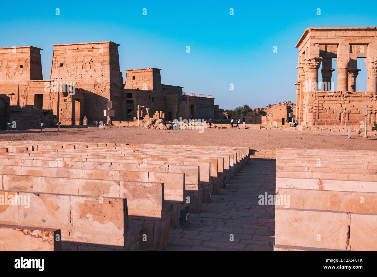 Posti a sedere in pietra nell'anfiteatro all'aperto, un'aggiunta moderna per sostenere lo spettacolo di proiezione serale al Tempio di file, in Egitto Foto Stock