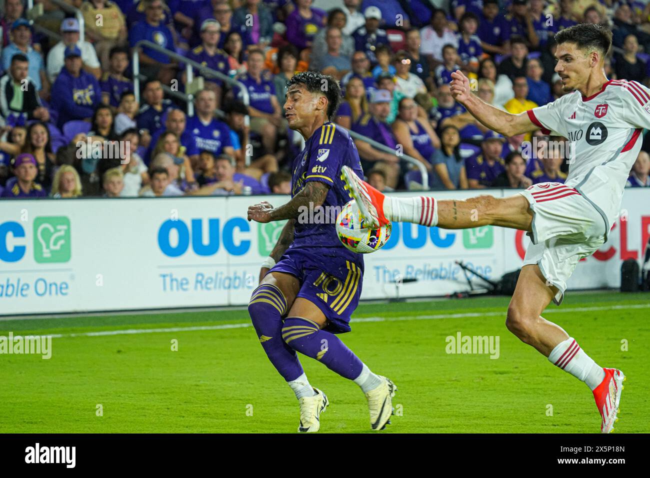Orlando, Florida, Stati Uniti, 27 aprile 2024, il giocatore del Toronto FC Raoul Petretta n. 28 cala la palla all'Inter&Co Stadium. (Credito fotografico: Marty Jean-Louis) Foto Stock