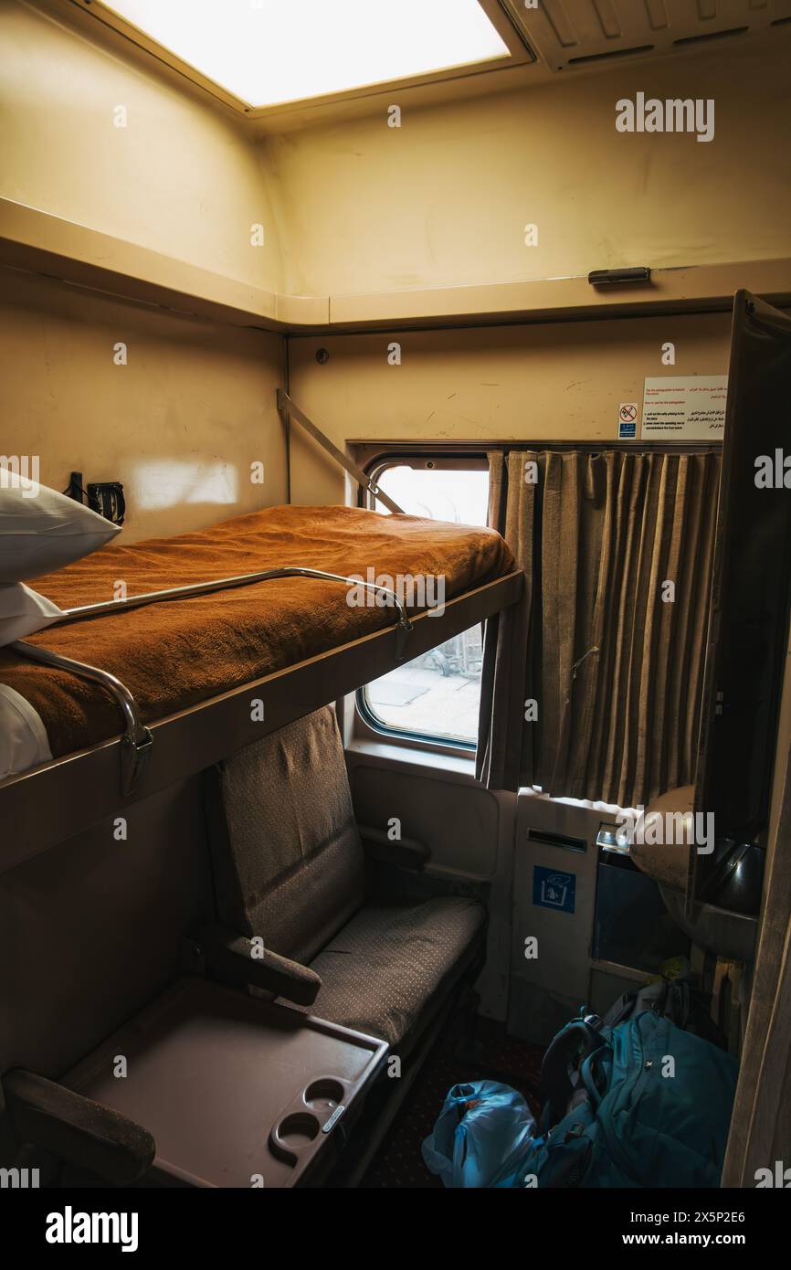 Letti a castello sulla cabina del treno notturno Watania delle Ferrovie egiziane, pronti per il viaggio ferroviario notturno da Assuan al Cairo Foto Stock