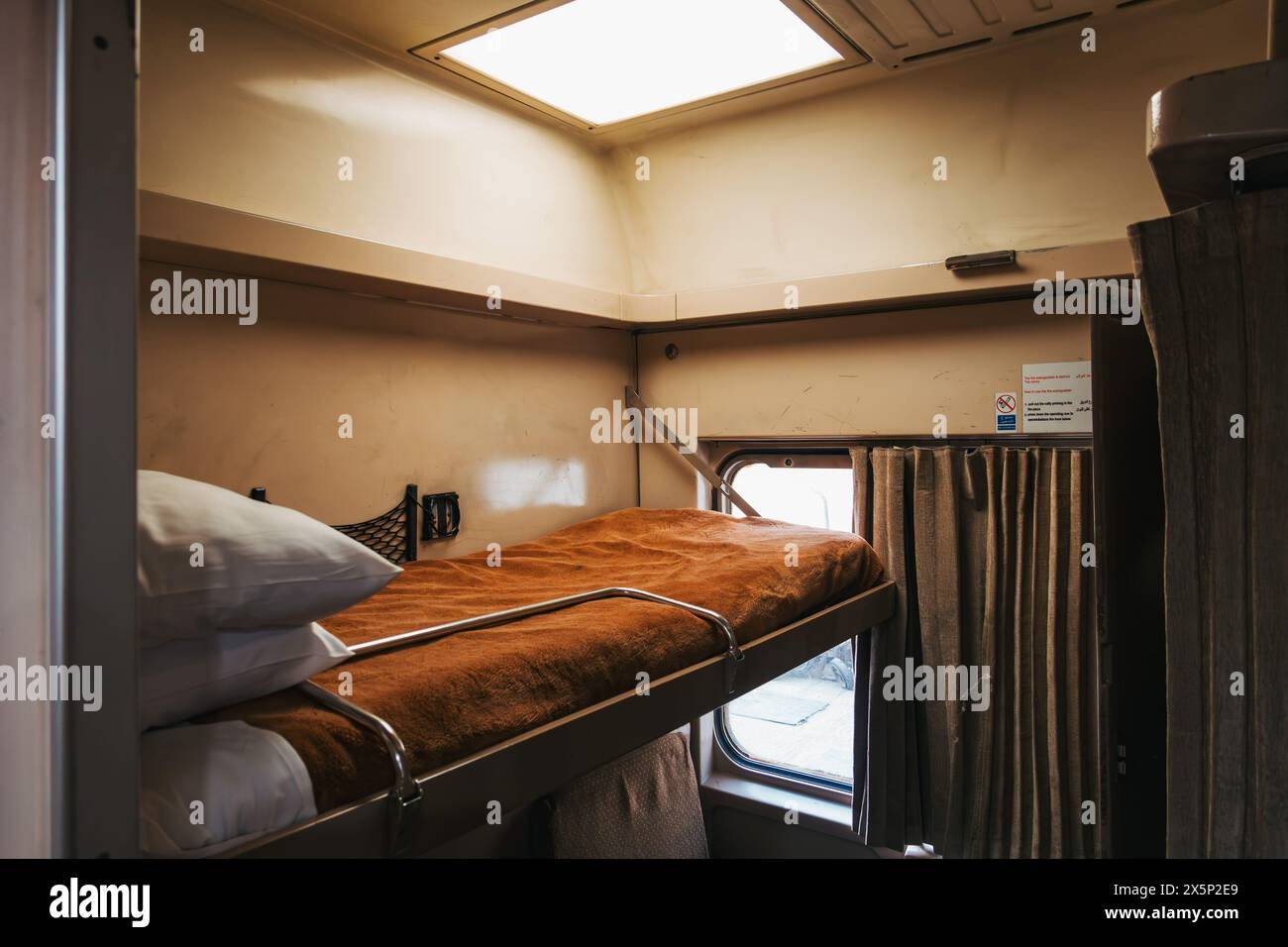 Letti a castello sulla cabina del treno notturno Watania delle Ferrovie egiziane, pronti per il viaggio ferroviario notturno da Assuan al Cairo Foto Stock